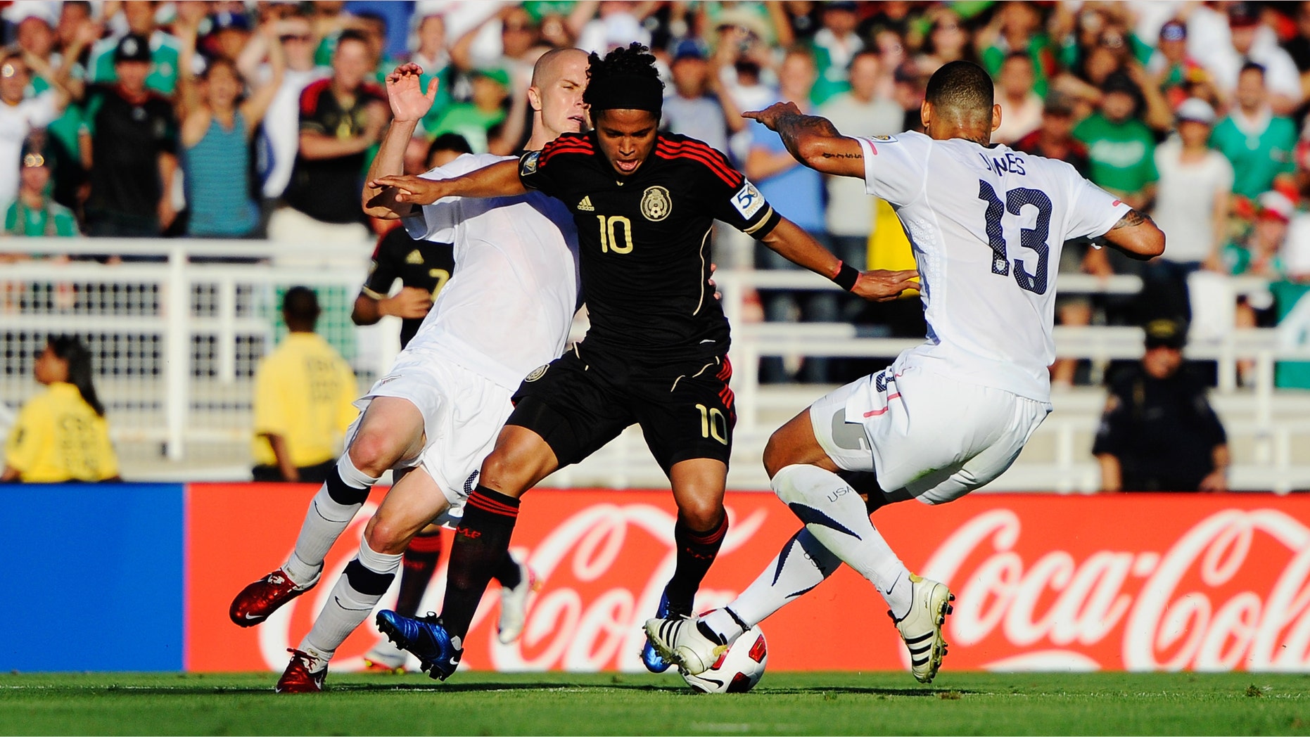 PASADENA, CA - JUNE 25: Giovanni Dos Santos #10 of Mexico is defended by Michael Bradley #4 and Jermaine Jones #13 of the United States during the 2011 CONCACAF Gold Cup Championship at the Rose Bowl on June 25, 2011 in Pasadena, California. (Photo by Kevork Djansezian/Getty Images)