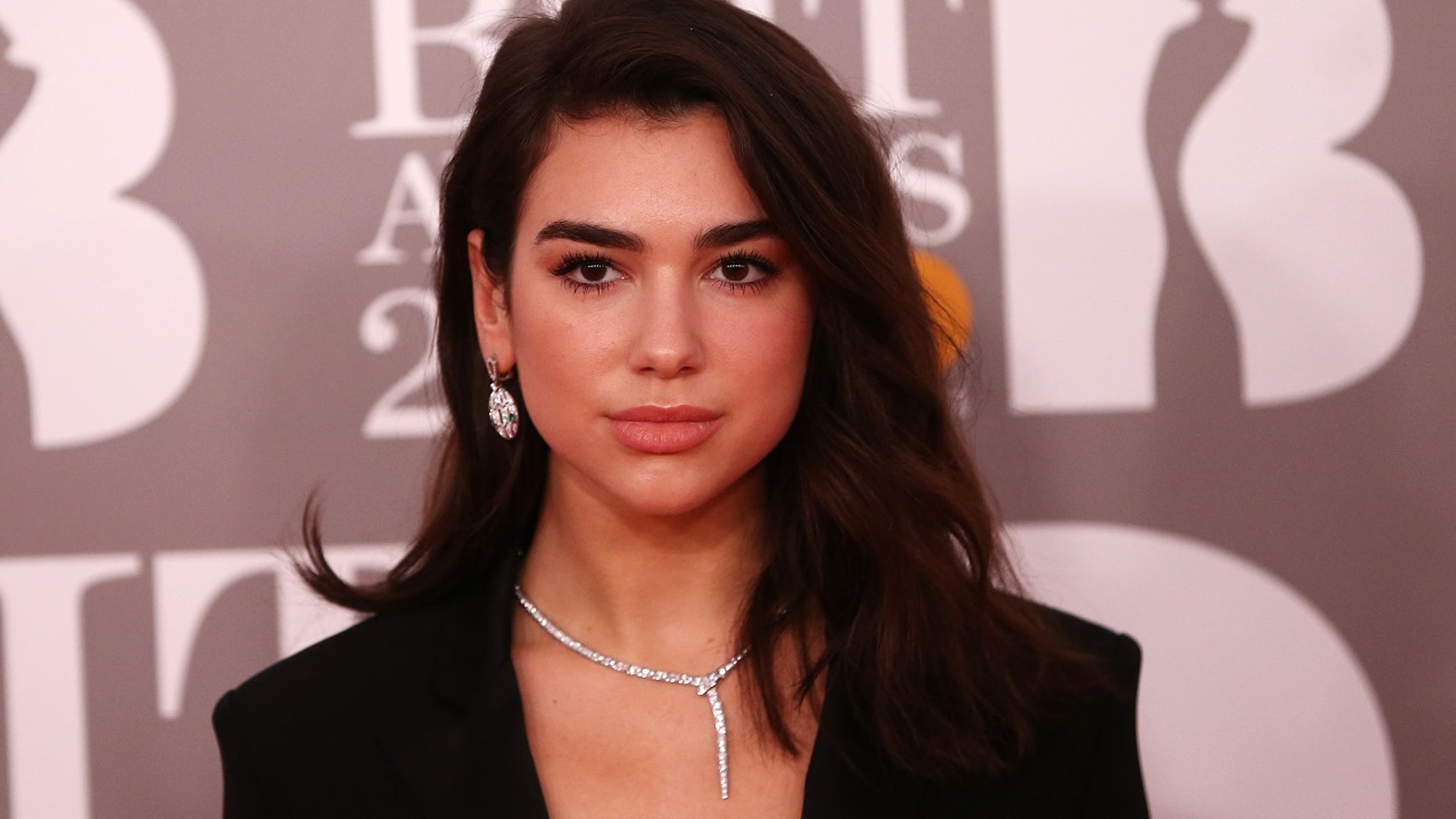 Singer Dua Lipa is confirmed to wear a white rose at the Grammys.