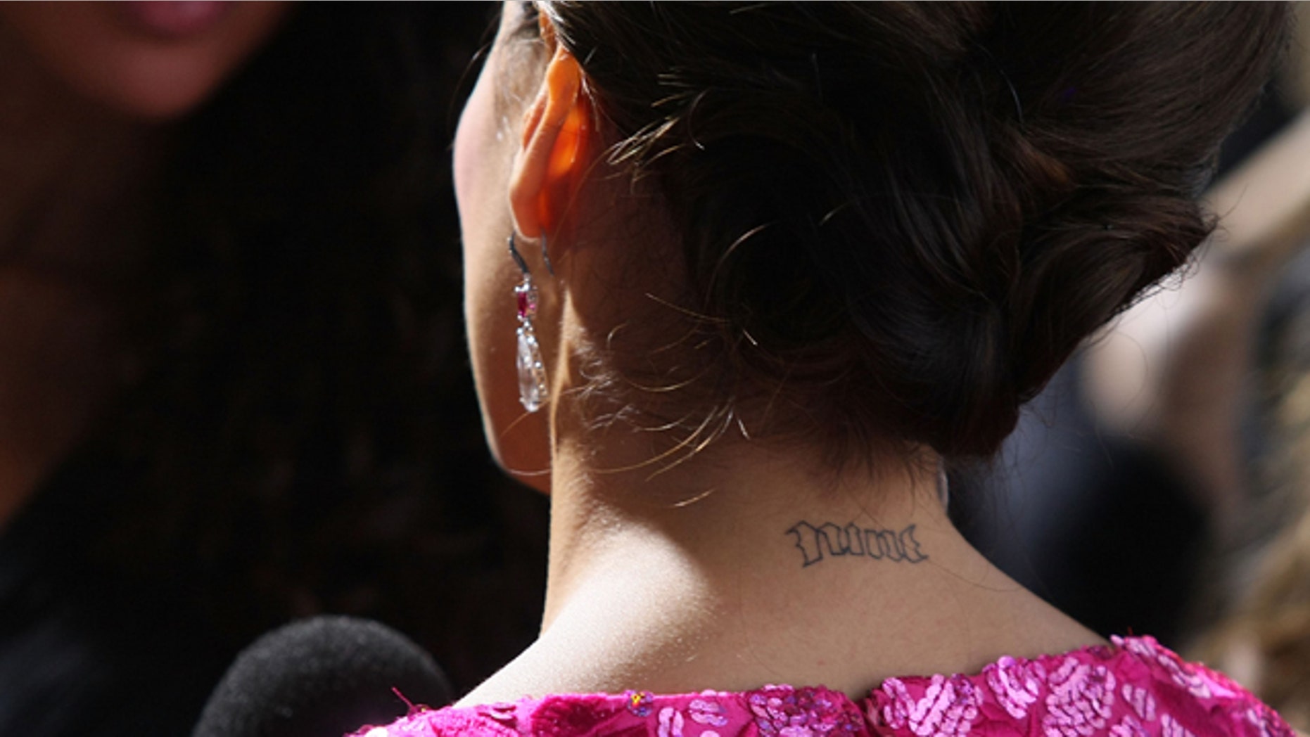 LOS ANGELES, CA - NOVEMBER 07: Actress Eva Longoria shows off her tattoo on her neck as she arrives at the L'Oreal Paris presents "A Night of Hope" to benefit The Ovarian Cancer Research Fund at the Murano on November 7, 2007 in Los Angeles, California. (Photo by Noel Vasquez/Getty Images)