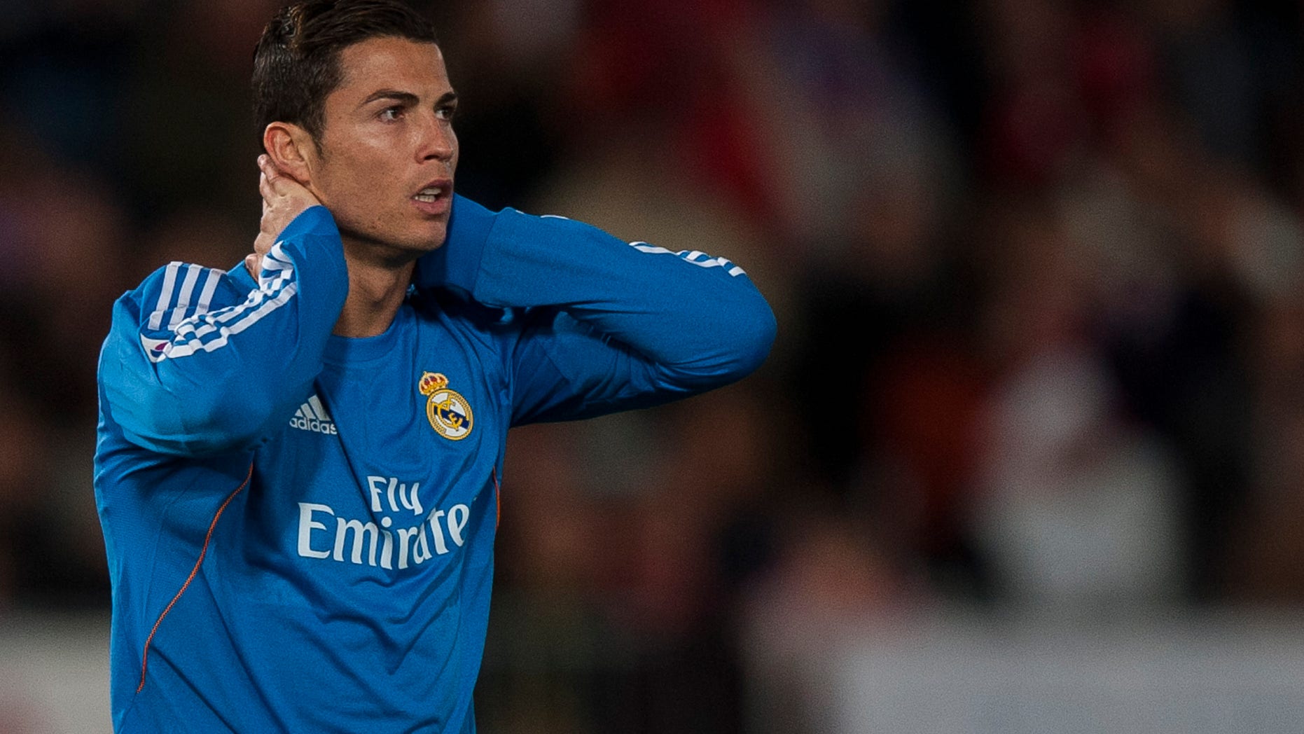 El jugador del Real Madrid, Cristiano Ronaldo, gesticula tras fallar una ocasión de gol en un partido contra el Almería el sábado, 23 de noviembre de 2013, en Almería, España. (AP Photo/Daniel Tejedor)