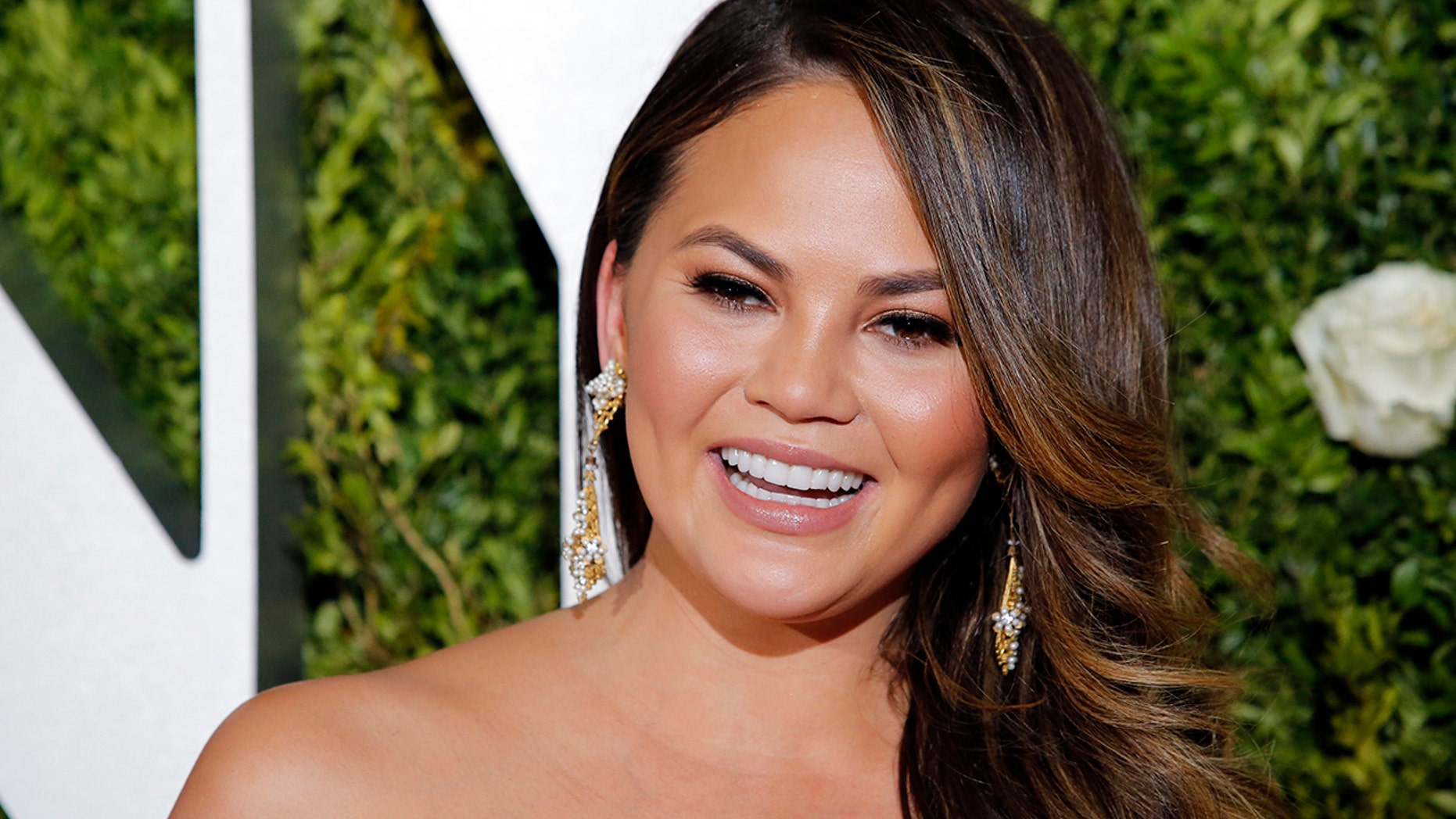 Chrissy Teigen leaves a generous tip, but the waitress said she didn't keep it all.