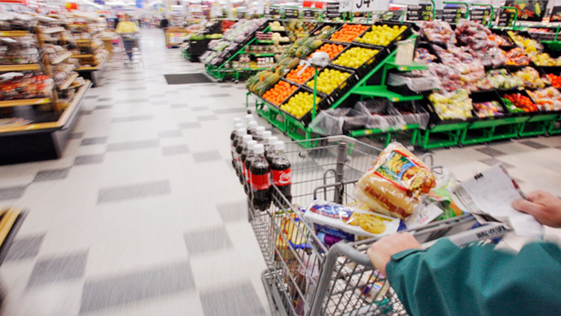 Studies show vast differences in the ways men and women shop at the supermarket.