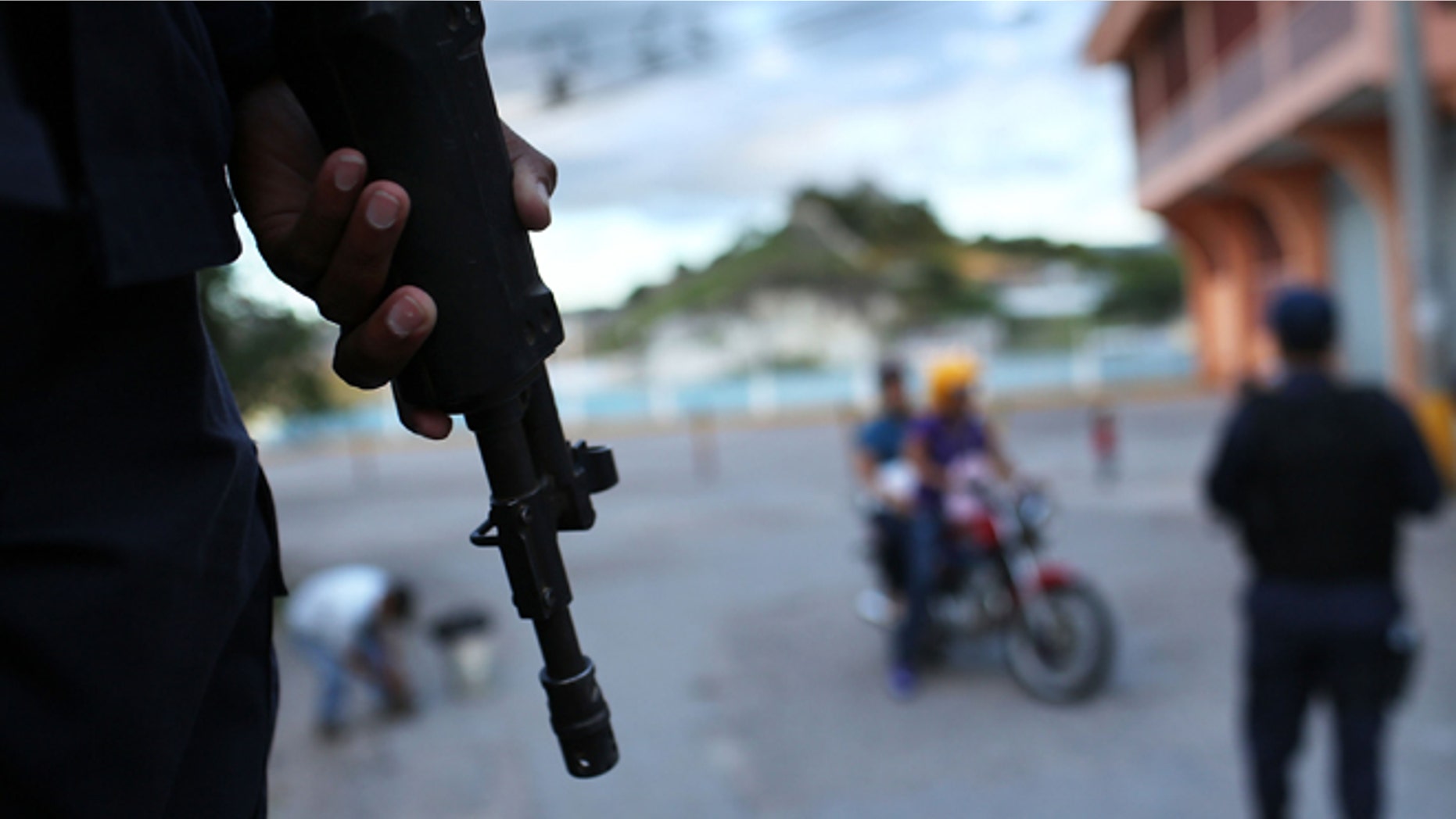 TEGUCIGALPA, HONDURAS - JULY 20: Police patrol the streets of a gang ridden neighborhood on July 20, 2012 in Tegucigalpa, Honduras. Honduras now has the highest per capita murder rate in the world and its capital city, Tegucigalpa, is plagued by violence, poverty, homelessness and sexual assaults. With an estimated 80% of the cocaine entering the United States now being trans-shipped through Honduras, the violence on the streets is a spillover from the ramped rise in narco-trafficking. (Photo by Spencer Platt/Getty Images)