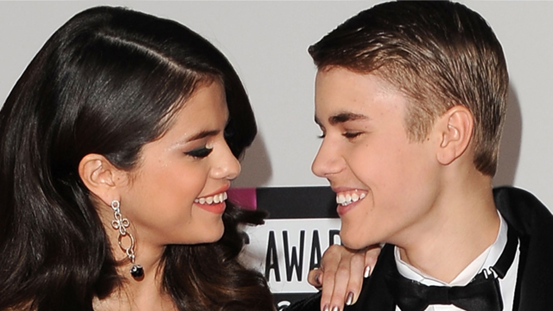 LOS ANGELES, CA - NOVEMBER 20: Actress Selena Gomez and musician Justin Bieber arrive at the 2011 American Music Awards held at Nokia Theatre L.A. LIVE on November 20, 2011 in Los Angeles, California. (Photo by Jason Merritt/Getty Images)