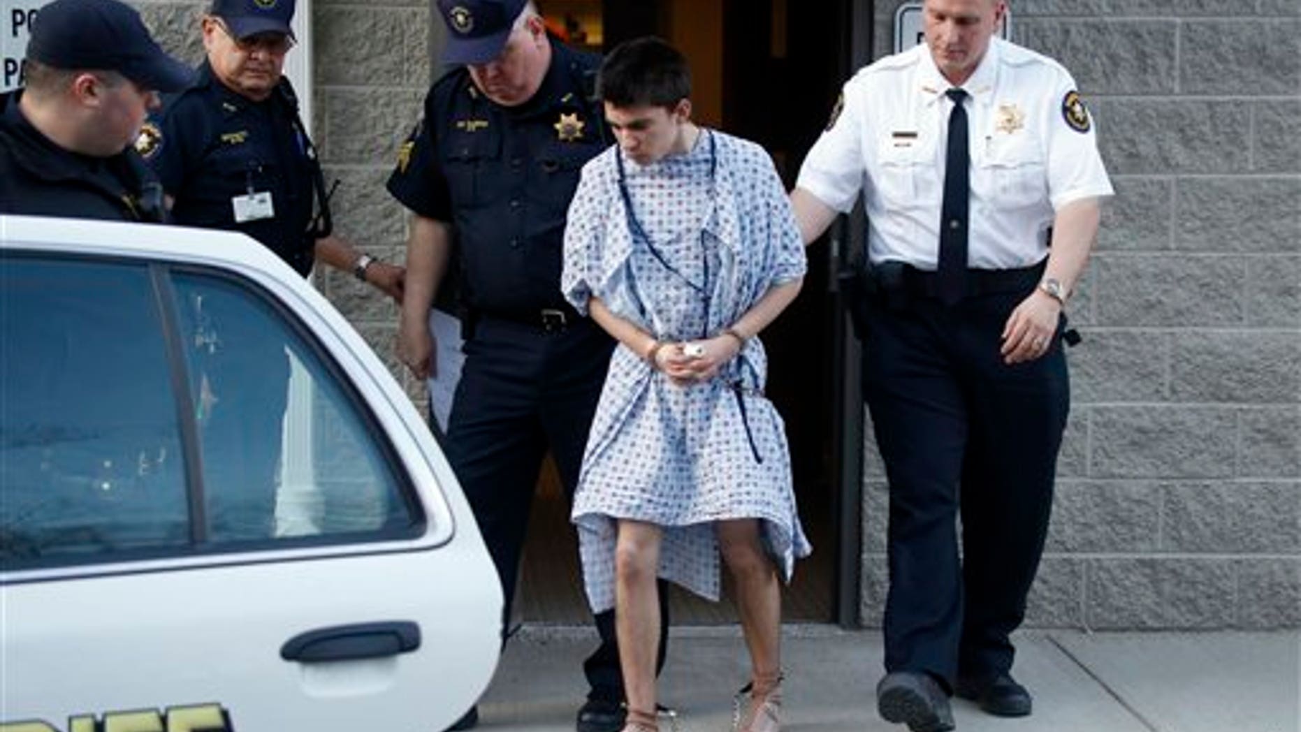 Alex Hribal, quien atacó con un cuchillo a varios de sus compañeros en una secundaria cerca de Pittsburgh, es conducido ante un magistrado federal en Export, Pennsylvania, el miércoles 9 de abril de 2014. Hribal hirió el miércoles con un cuchillo a 21 estudiantes y un guardia de seguridad en la secundaria Franklin al este de Pittsburgh. (AP Foto/Keith Srakocic)