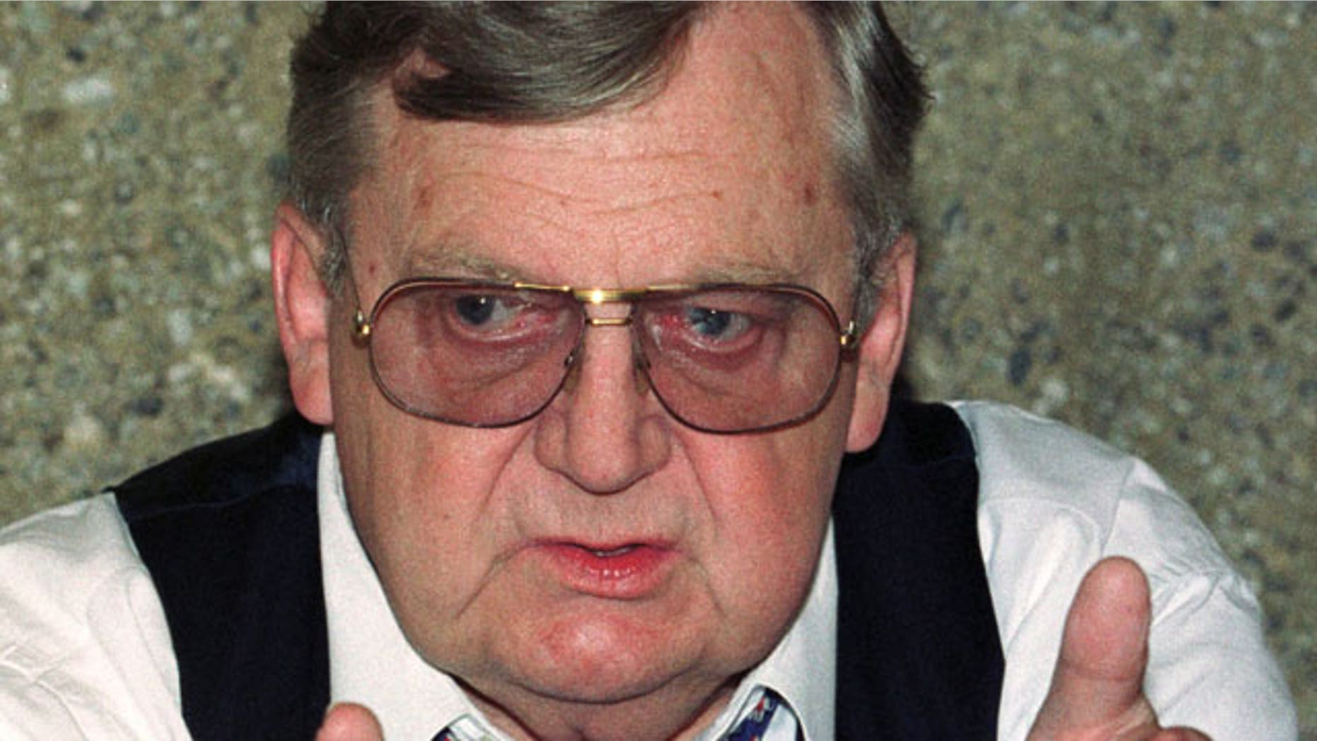 In this June 14, 2000 photo, Lawrence Eagleburger, former U.S. Secretary of State, Ambassador at large and representing the U.S. Red Cross talks during a news conference in Geneva, Switzerland. (AP)
