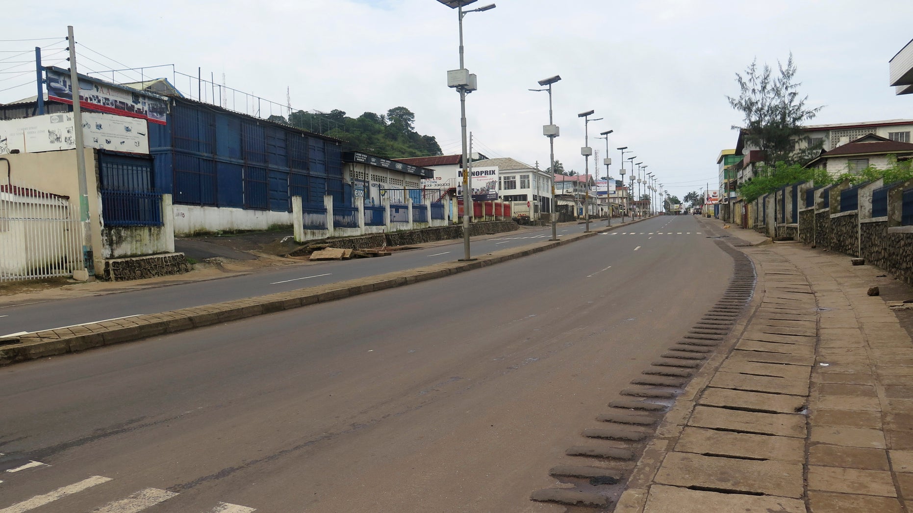 An empty street is seen at the start of a three-day national lockdown in Freetown September 19, 2014. REUTERS/Umaru Fofana