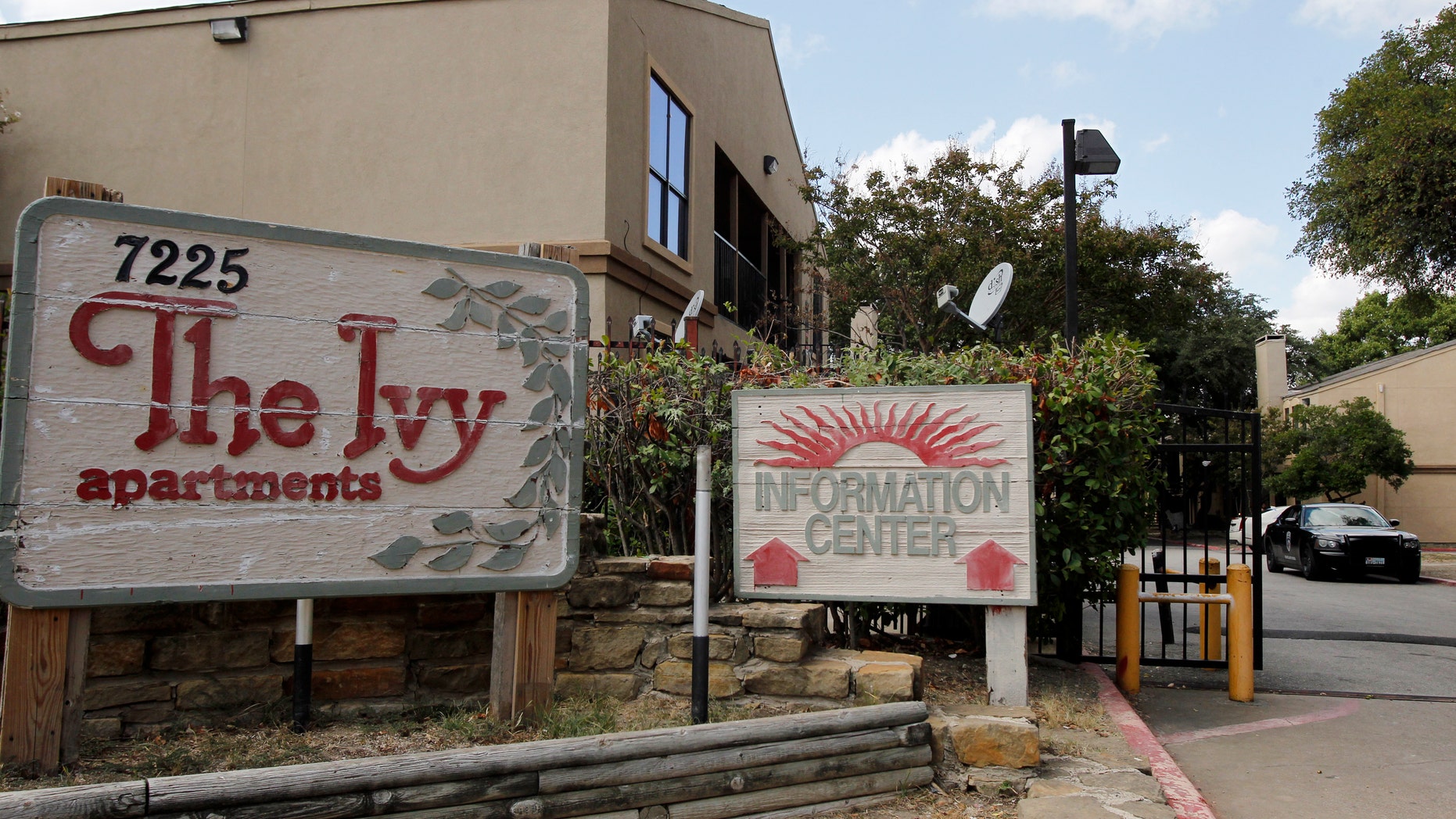 A general view of The Ivy Apartments in Dallas, Texas October 1, 2014. Dallas Emergency Services said they picked up a man at the location who was later diagnosed with the Ebola virus. REUTERS/Mike Stone