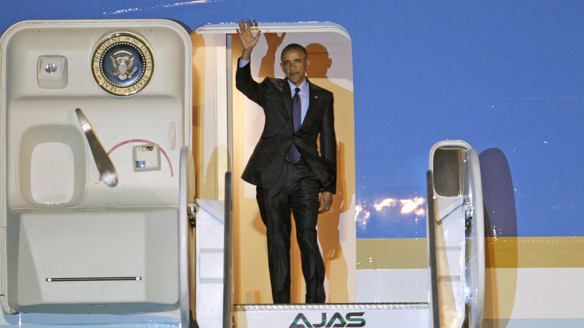 El presidente estadounidense Barack Obama saluda a su llegada a Kingston, Jamaica, el 8 de abril del 2015 en el comienzo de un viaje de tres días al Caribe y Centroamérica. (AP Foto/Ricardo Arduengo)