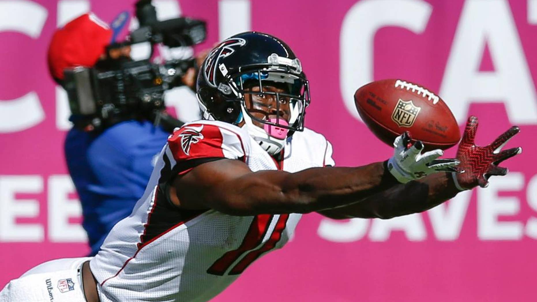 Atlanta Falcons wide receiver Julio Jones dives but is unable to catch a pass from quarterback Matt Ryan during the second half of an NFL football game against the New York Giants, Sunday, Oct. 5, 2014, in East Rutherford, N.J. (AP Photo/Kathy Willens)