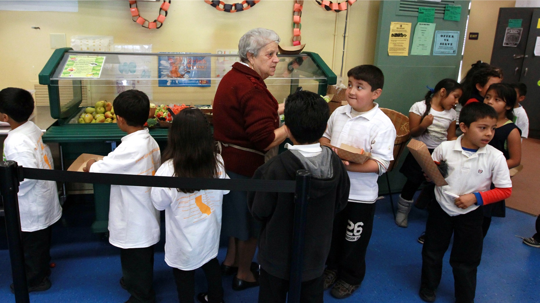 Students at Fairmount Elementary School wait in line to get fresh vegetables from a salad bar in the cafeteria in San Francisco, California. (Photo by Justin Sullivan/Getty Images)