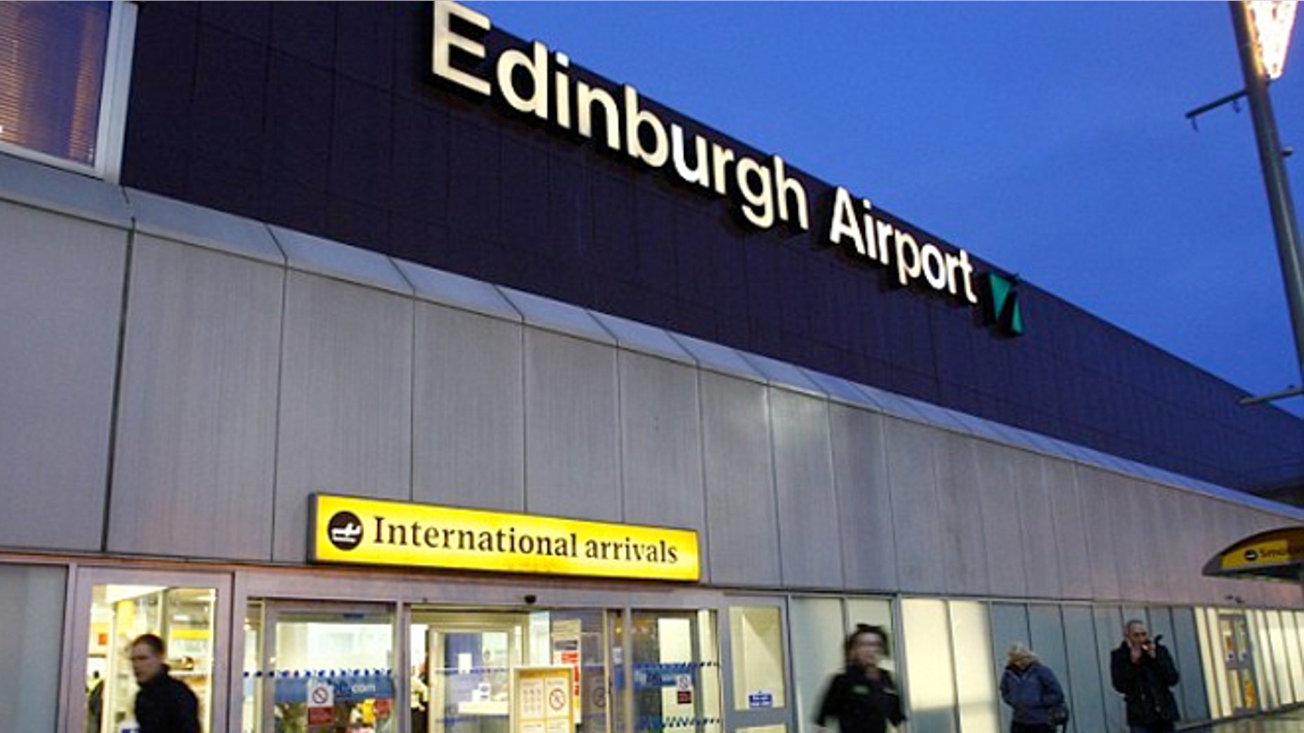 Traveler shames EAT restaurant at Edinburgh Airport with a picture of his lame sandwich.