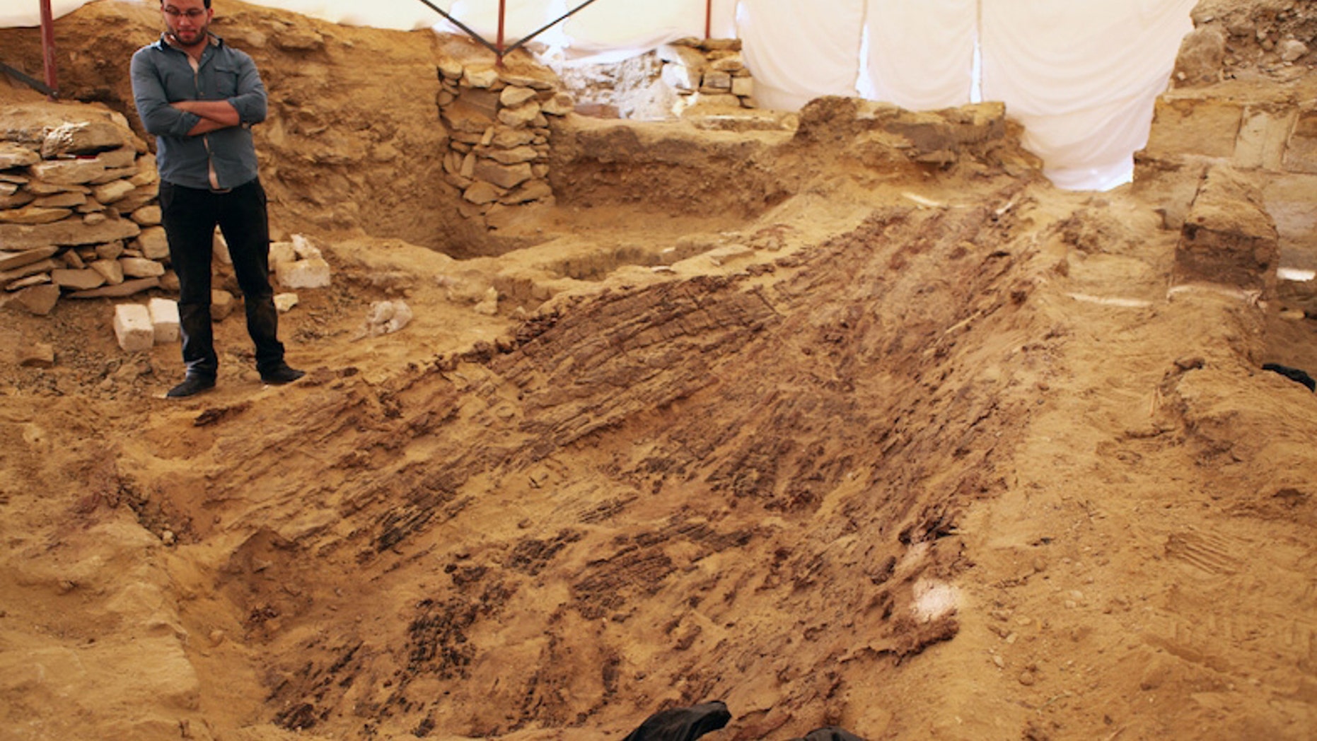Viiew of the boat during the process of excavation (Archives of the Czech Institute of Egyptology, V.Dulikova)
