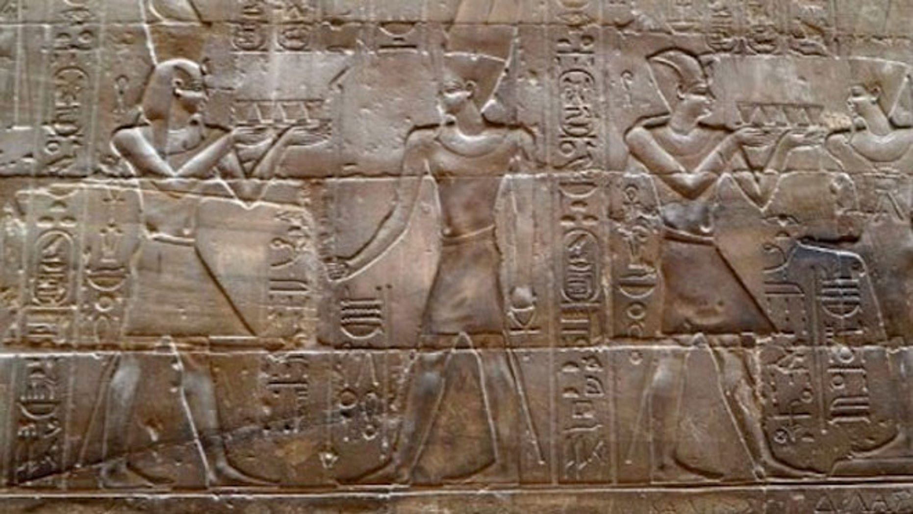 chinese tourist defaces egyptian temple