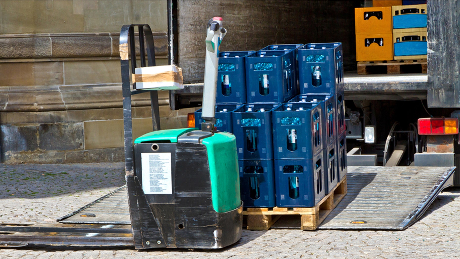 Beverage delivery to a restaurant with lorry and lifting cart