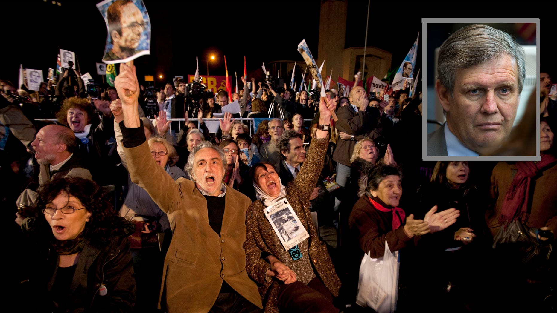 Activistas de derechos humanos, entre ellos la miembro de las Madres de Plaza de Mayo Tati Almeida, tercera desde la izquierda, celebran tras un juicio contra ex militares y policÃas en Buenos Aires, Argentina, el miércoles 26 de octubre de 2011. Un tribunal condenó el miércoles a cadena perpetua a 12 ex militares y policÃas por crÃmenes de lesa humanidad cometidos en la Escuela de Mecánica de la Armada (ESMA), uno de los principales y más cruentos centros de detención que funcionó durante la última dictadura militar argentina (1976-1983). (AP foto/Victor R. Caivano)