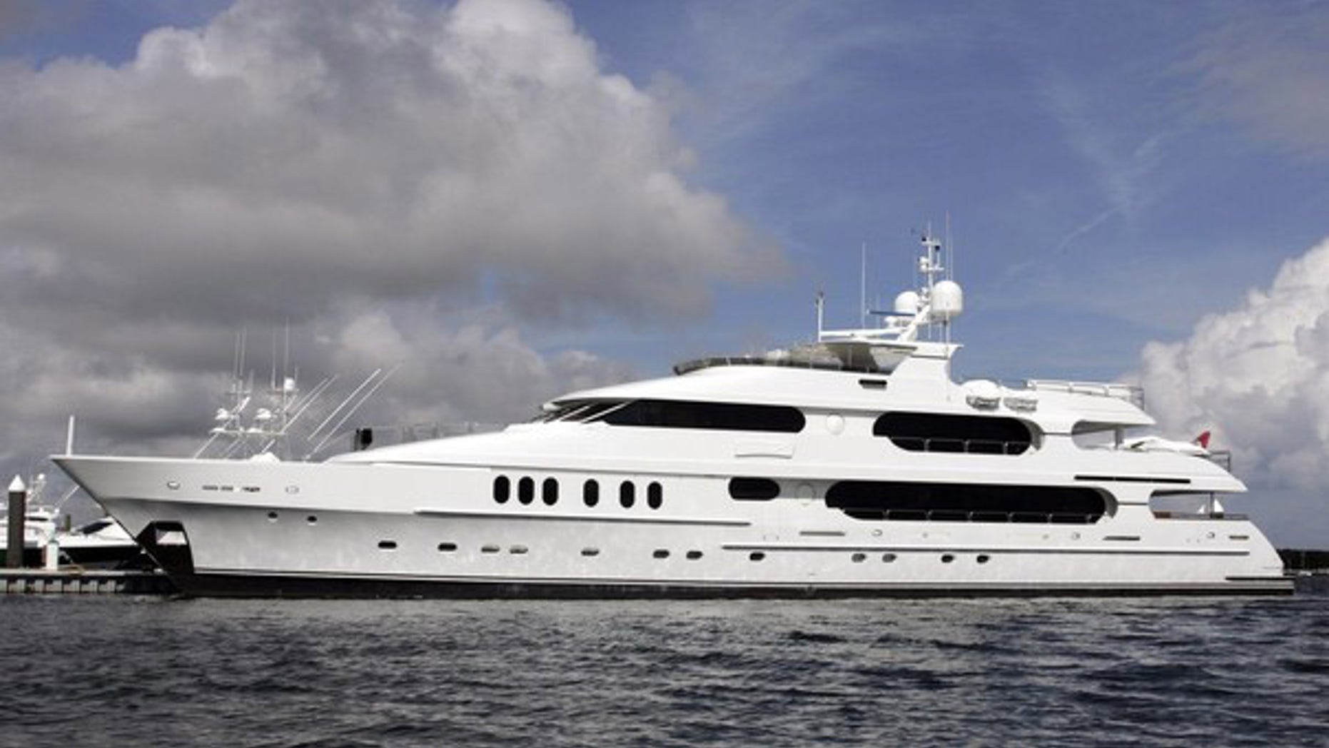 The 155-foot yacht Privacy owned by golfer Tiger Woods is seen at its dock at the Old Port Cove Marina in North Palm Beach, Florida December 16, 2009.(Reuters)