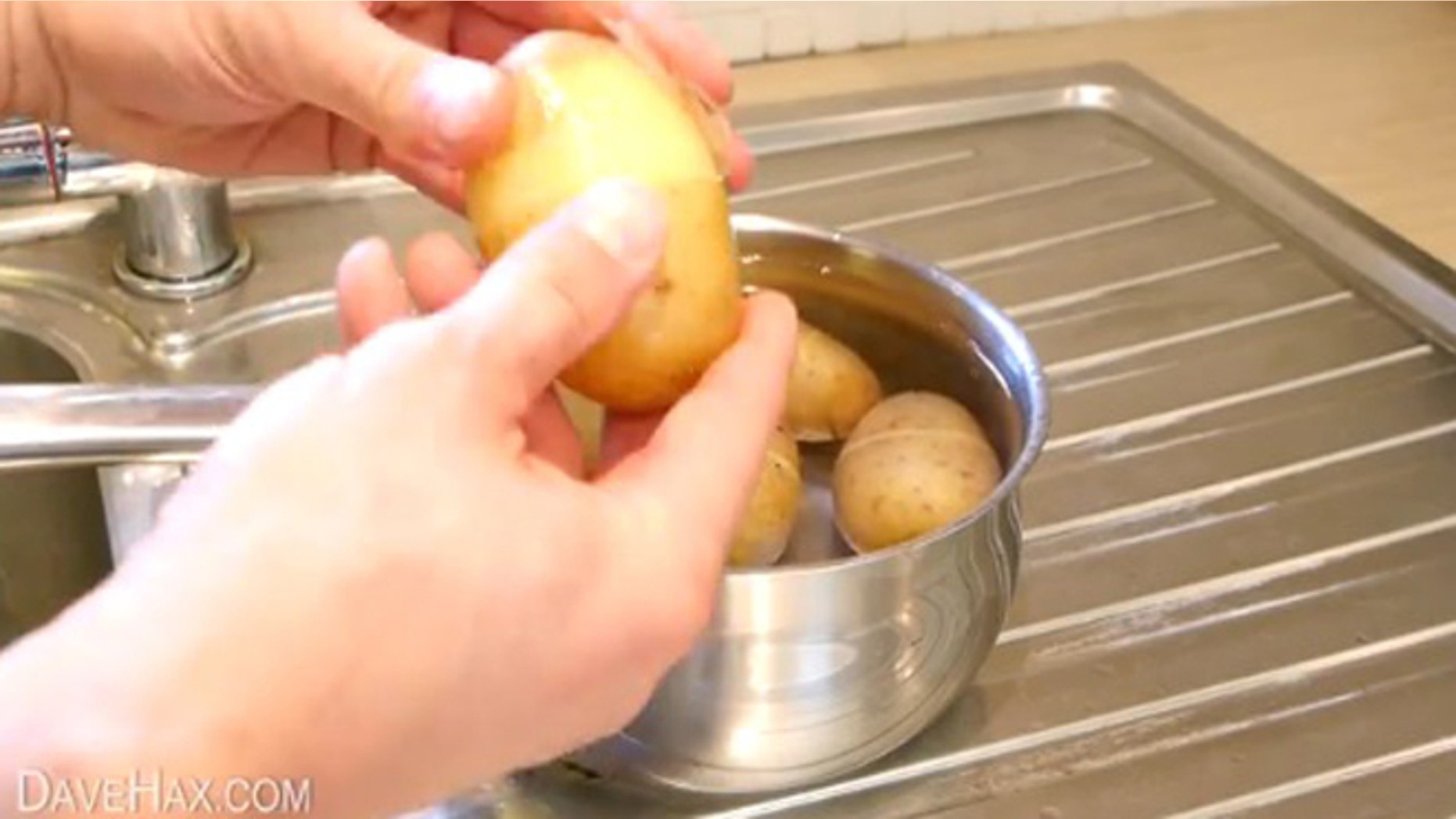 Simply use your fingers to take the skin off boiled potatoes with this clever trick.