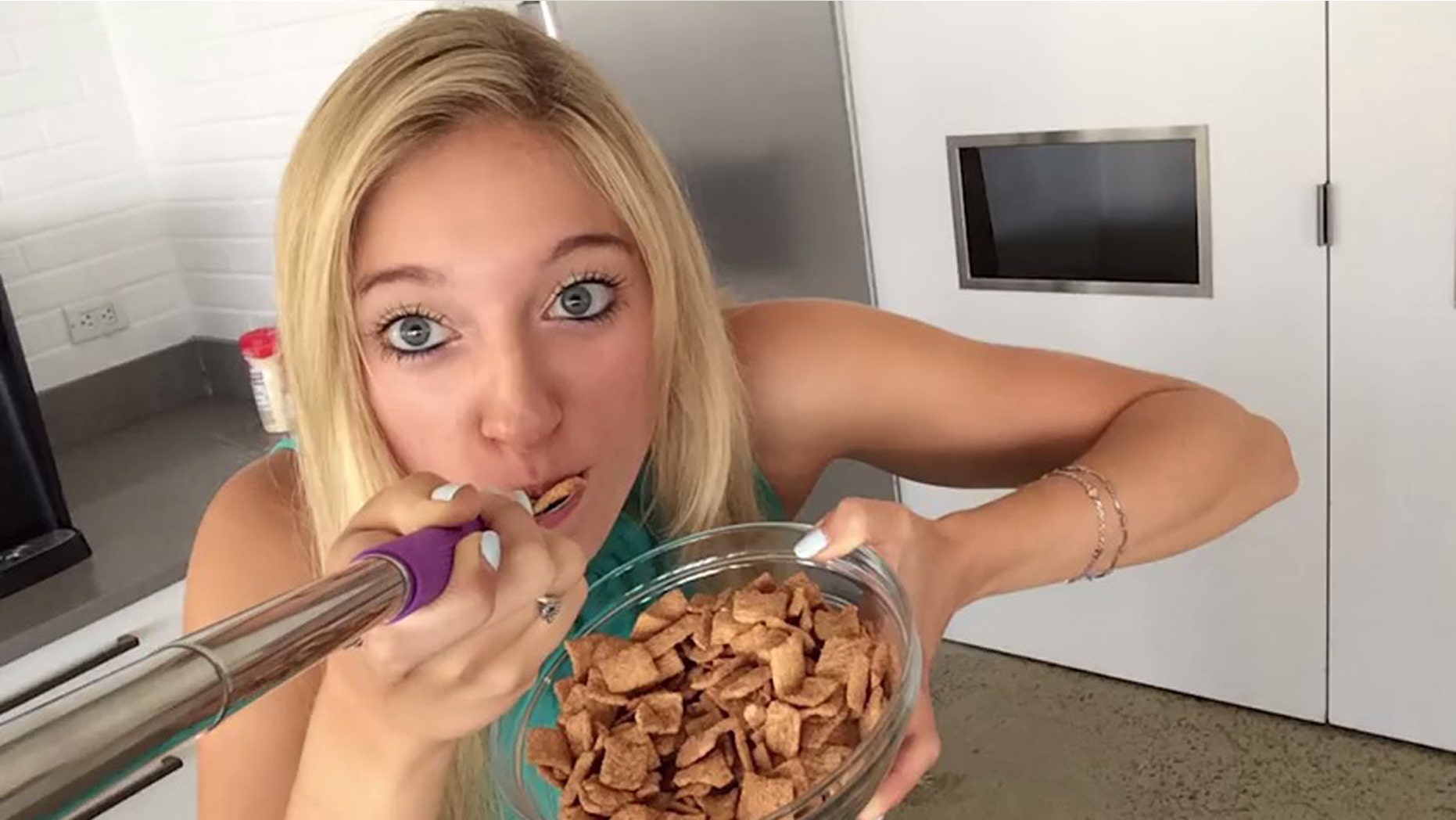 Mealtime shouldn't be an excuse to take a break from obsessive selfie-taking.