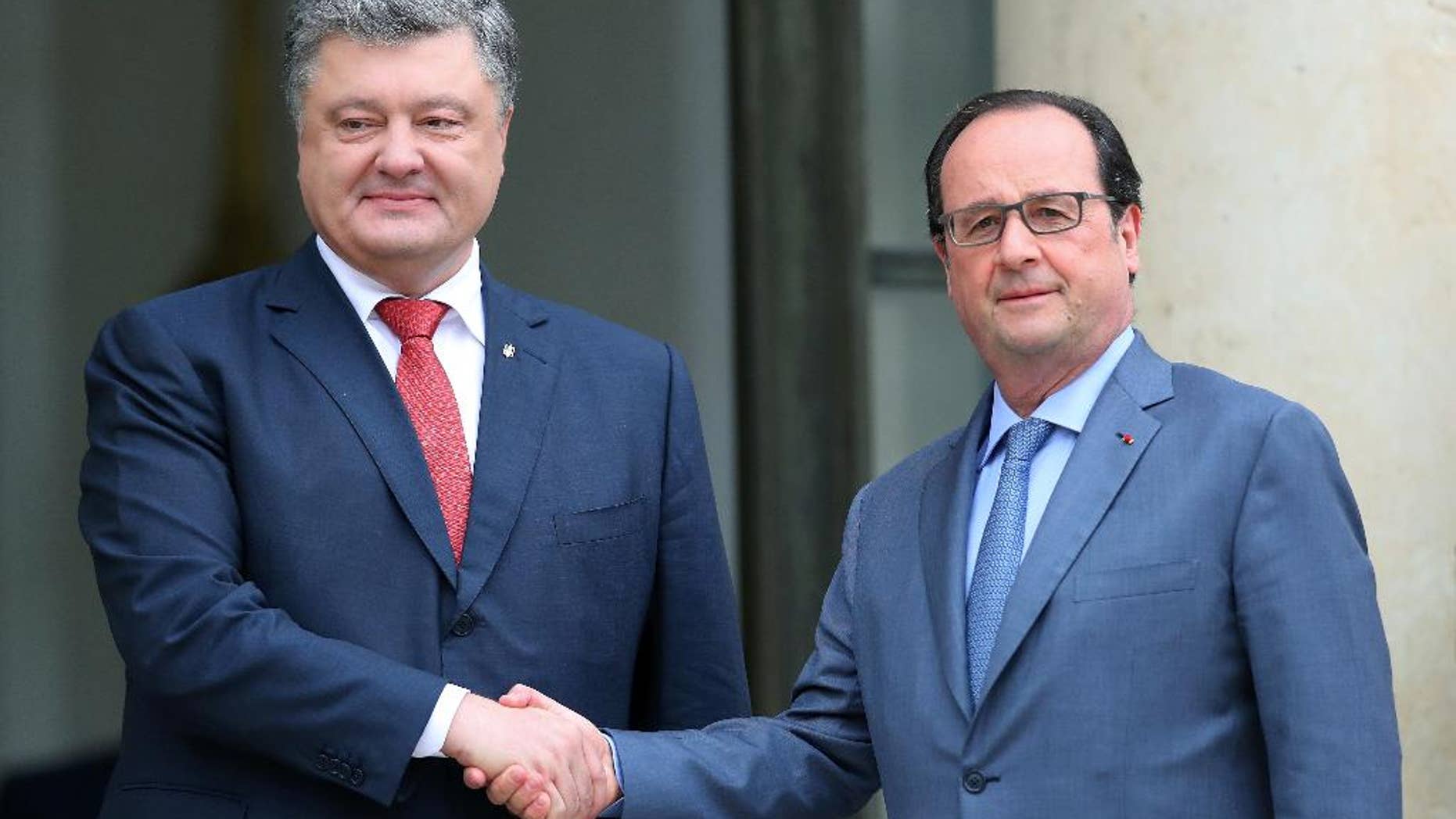 France's President Francois Hollande, right, shakes hand with Ukrainian President Petro Poroshenko, prior to a meeting at the Elysee Palace, in Paris, Tuesday, June 21, 2016. (AP Photo/Thibault Camus)