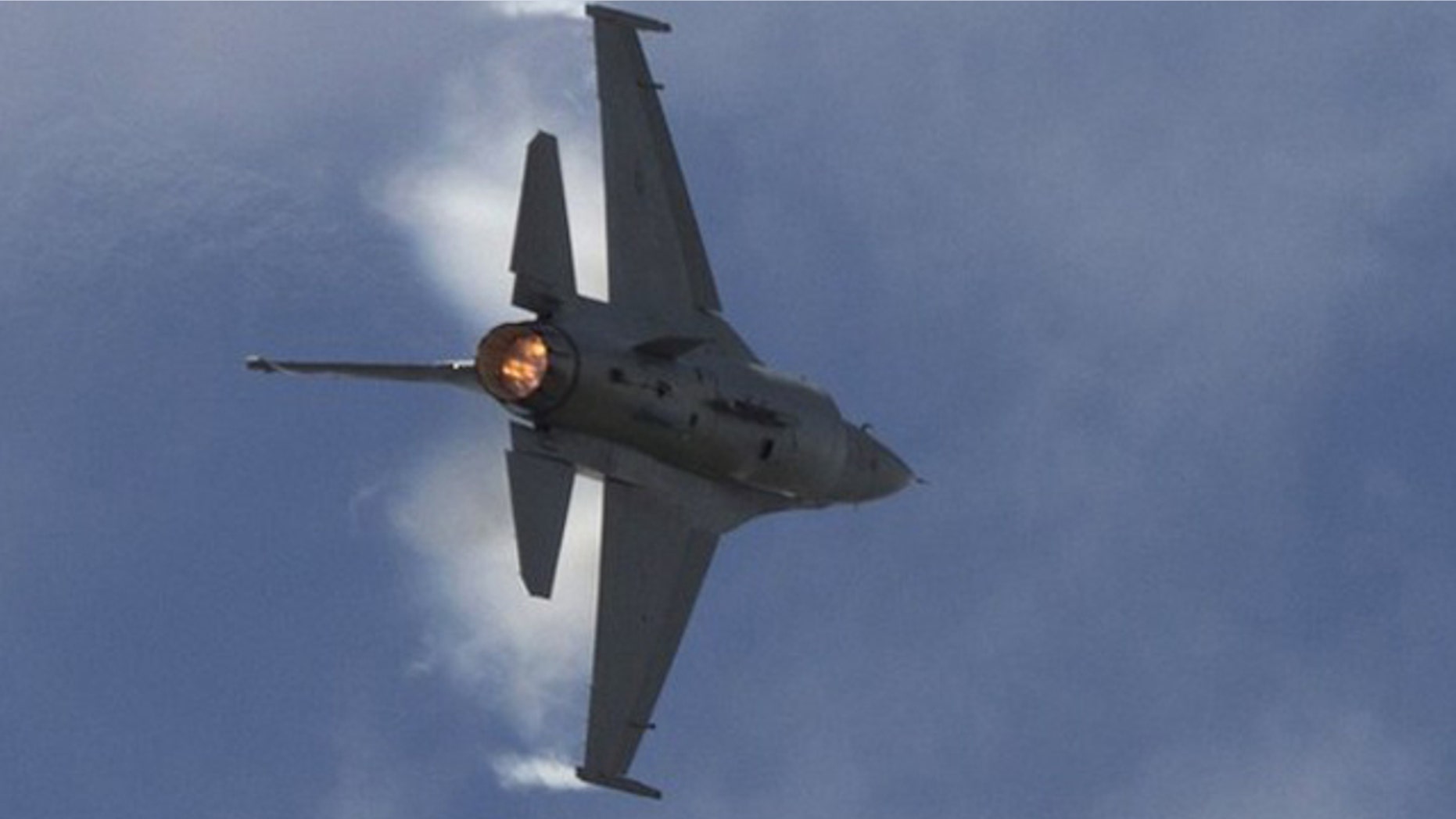 A U.S. Air Force Viper West demo team F-16 Falcon flies over a military parade as part of the F-AIR COLOMBIA 2011 air festival in Rionegro July 6, 2011. REUTERS/Albeiro Lopera (COLOMBIA - Tags: TRANSPORT MILITARY)