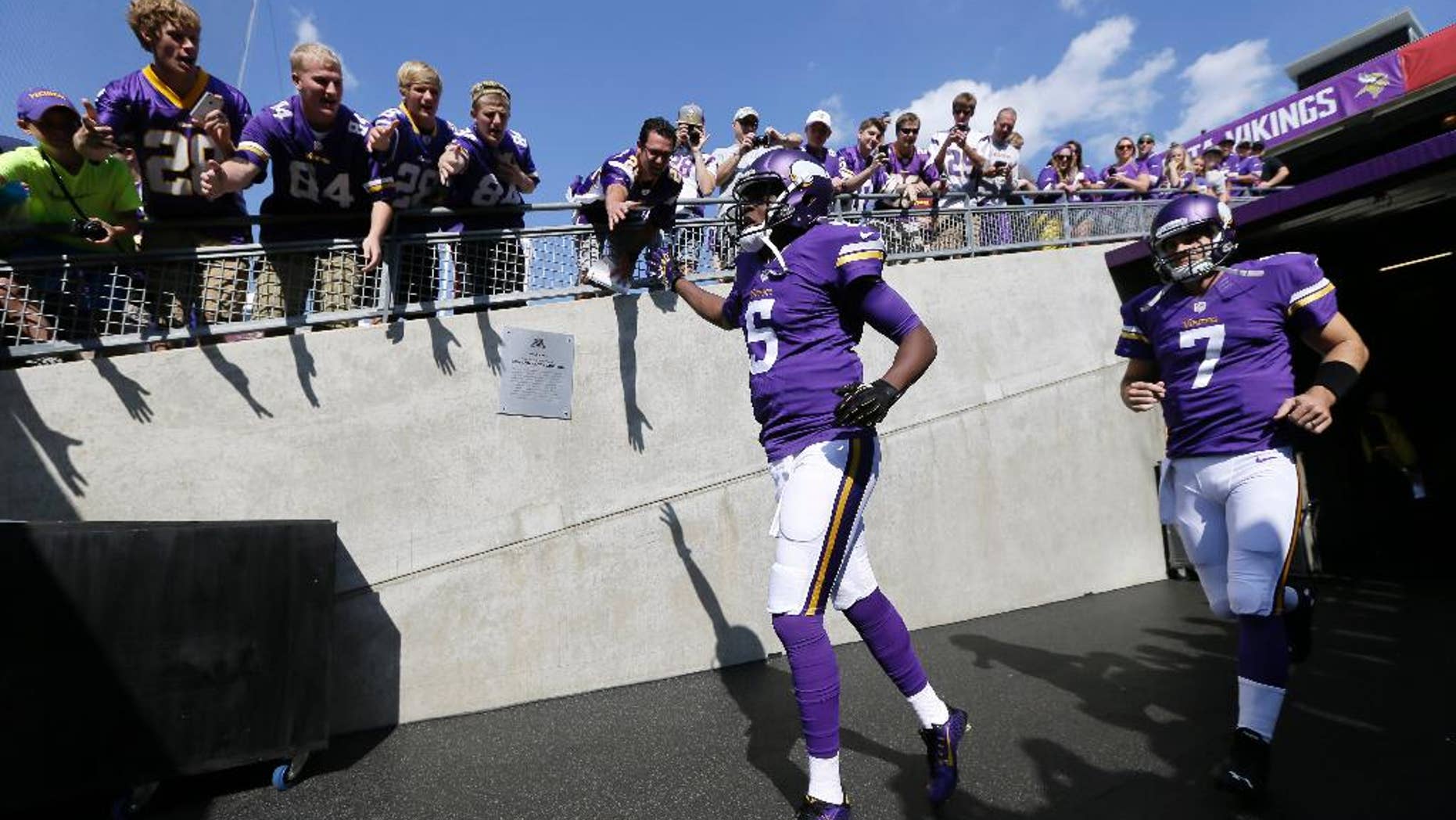 Atlanta Falcons head coach Mike Smith walks off the field after an NFL football game against the Minnesota Vikings, Sunday, Sept. 28, 2014, in Minneapolis. The Vikings won 41-28. (AP Photo/Jim Mone)