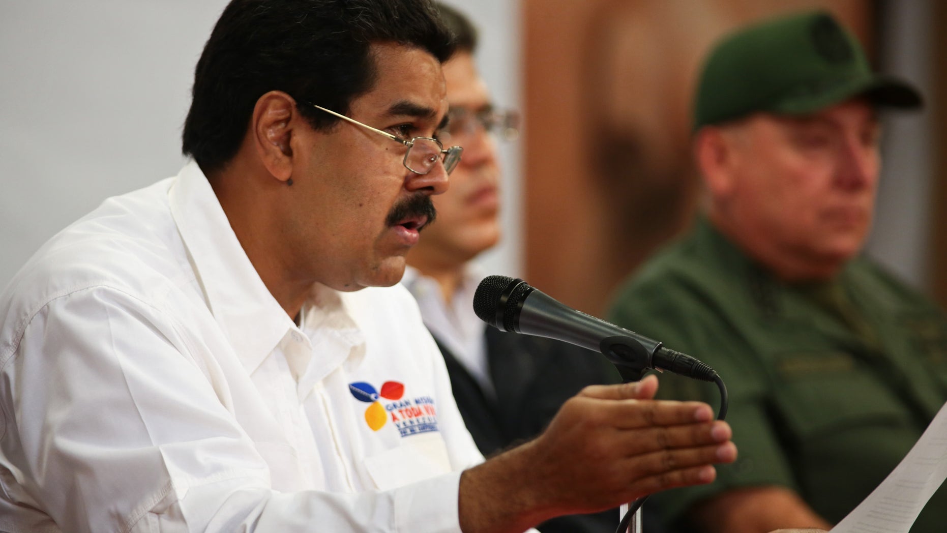 En la foto suministrada por el gobierno venezolano, el vicepresidente Nicolás Maduro informa sobre la salud del presidente Hugo Chávez y comunica que expulsaron a dos agregados militares de Estados Unidos acusándolos de conspiración en Caracas, Venezuela, el martes 5 de marzo de 2013. Maduro anunció horas después la muerte de Chávez debido al cáncer que padecía desde 2011.(AP foto/Miraflores. Oficina de prensa de la presidencia)