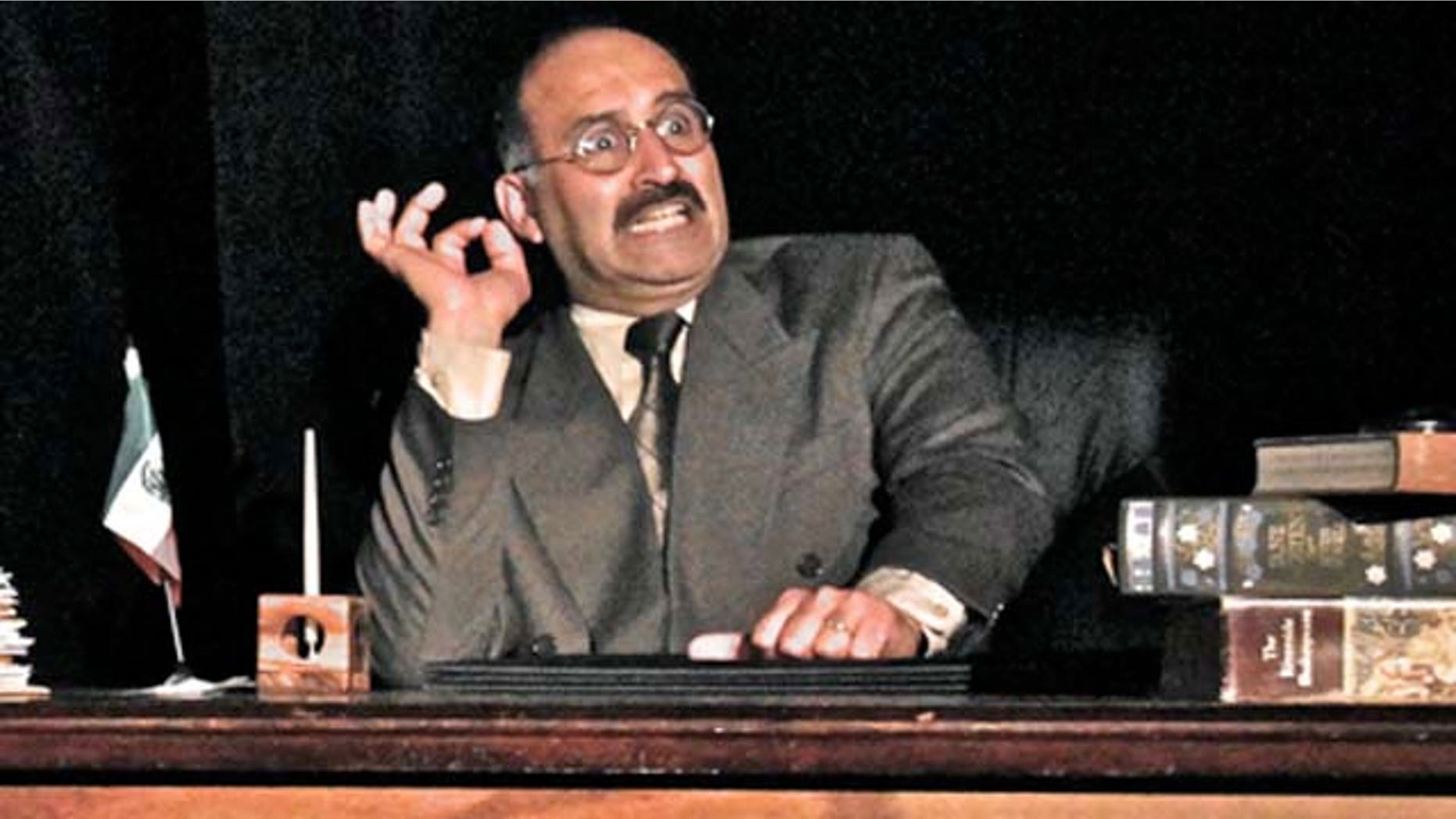 Alfredo Huereca in "Cayendo con Victoriano"