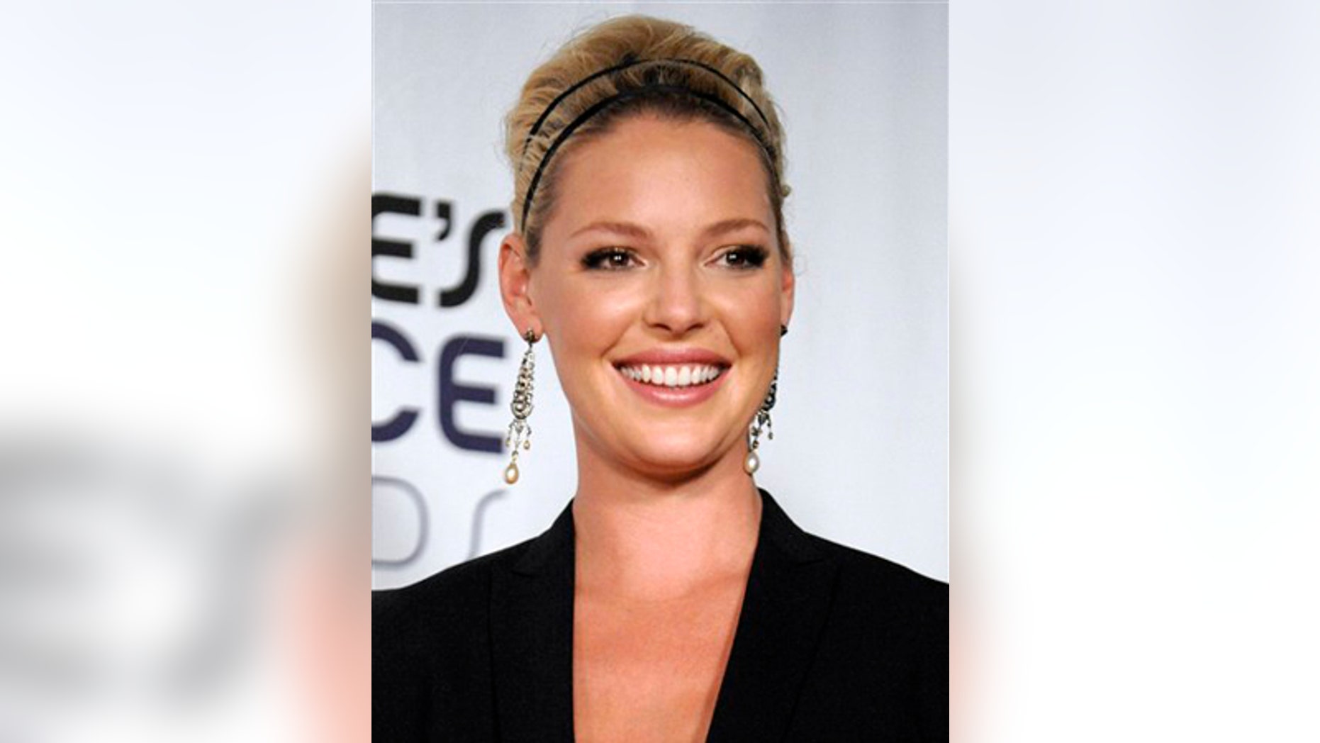 ** FILE ** In this Jan. 7, 2009 file photo, Katherine Heigl poses backstage with the favorite comedy movie award for "27 Dresses" at the 35th Annual People's Choice Awards in Los Angeles. (AP Photo/Chris Pizzello, file)