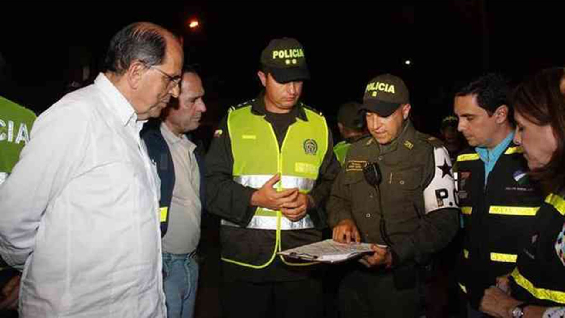 Cali Mayor Rodrigo Guerrero meets with police.