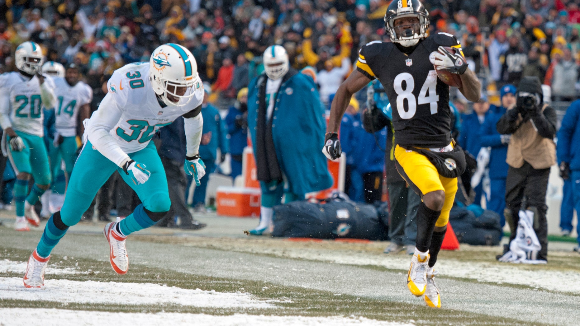 Pittsburgh Steelers wide receiver Antonio Brown (84) appears to step out of bounds as he gets past Miami Dolphins strong safety Chris Clemons (30) on the final play of the of an NFL football game in Pittsburgh, Sunday, Dec. 8, 2013. Brown made it into the end zone on the play, but it was ruled he stepped out of bounds. Miami won 34-28. (AP Photo/Don Wright)
