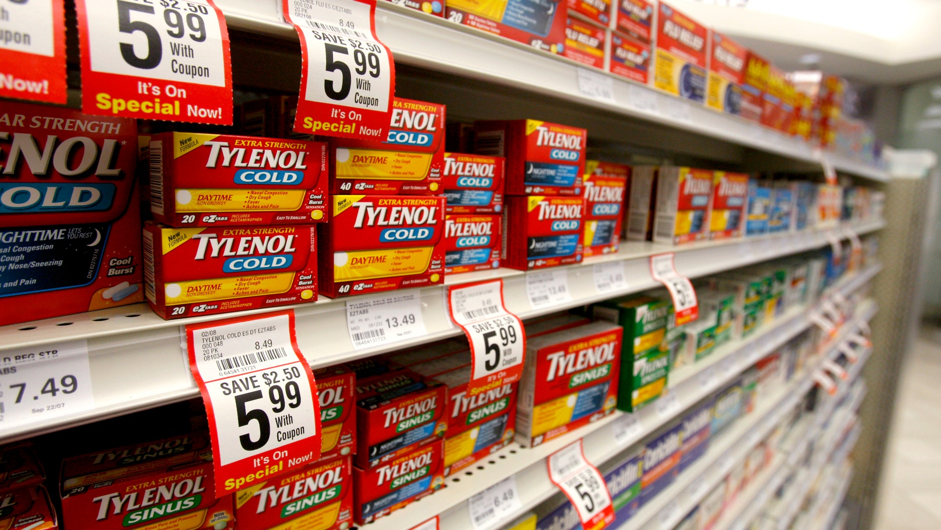 Boxes of Tylenol cold medication are seen in a pharmacy in Toronto January 31, 2008. REUTERS/Mark Blinch (CANADA) - RTR1WIZU