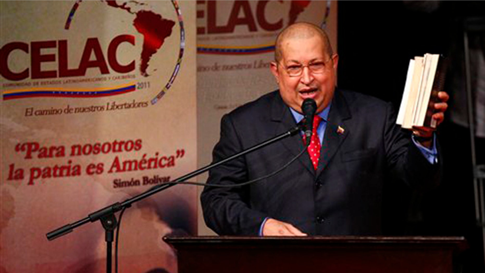 El presidente de Venezuela, Hugo Chávez, pronuncia un discurso en la ceremonia inaugural de la cumbre de la Comunidad de Estados de Latinoamérica y el Caribe en Caracas, Venezuela, el viernes 2 de diciembre del 2011. (AP Foto/Ariana Cubillos)