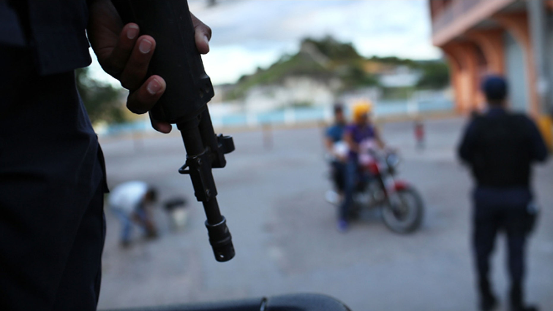 TEGUCIGALPA, HONDURAS - JULY 20: Police patrol the streets of a gang ridden neighborhood on July 20, 2012 in Tegucigalpa, Honduras. Honduras now has the highest per capita murder rate in the world and its capital city, Tegucigalpa, is plagued by violence, poverty, homelessness and sexual assaults. With an estimated 80% of the cocaine entering the United States now being trans-shipped through Honduras, the violence on the streets is a spillover from the ramped rise in narco-trafficking. (Photo by Spencer Platt/Getty Images)