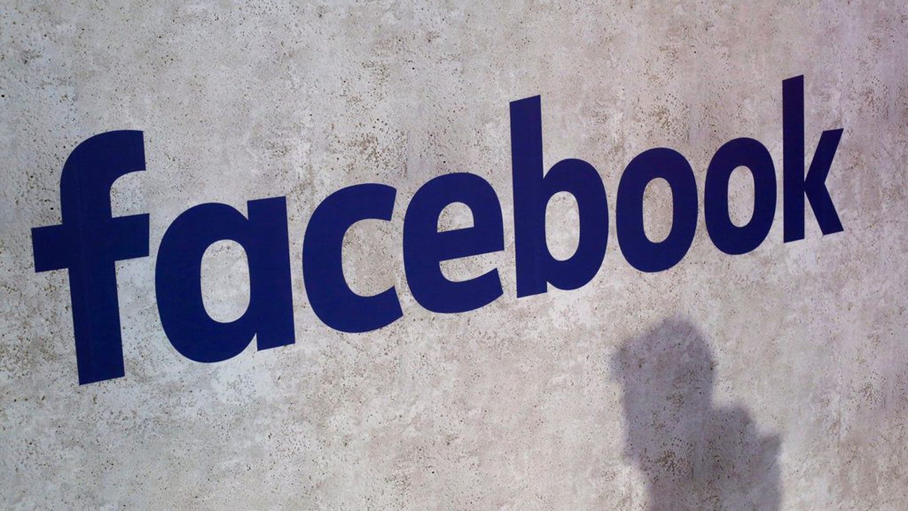 ARCHIVO- En esta fotografÃa del 17 de enero de 2017 se muestra el logotipo de Facebook en una reunión de pequeñas empresas en ParÃs. (AP Foto/Thibault Camus, Archivo)