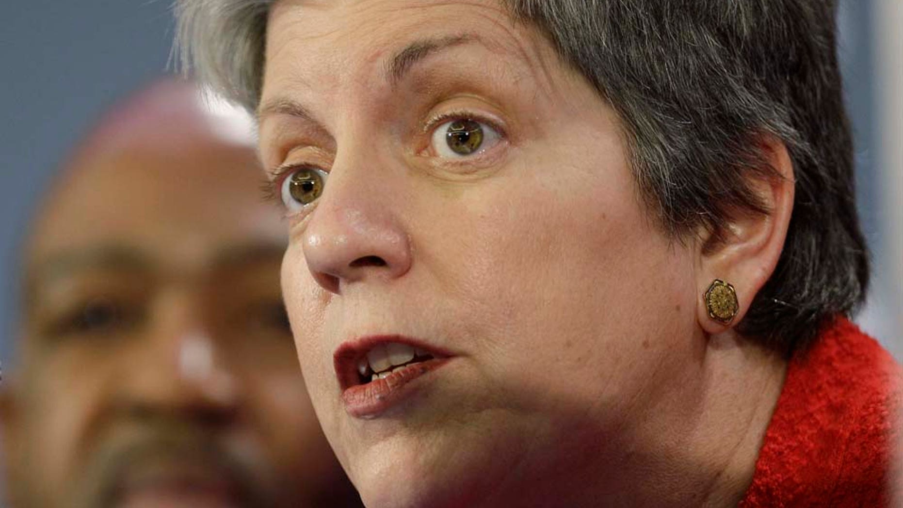 La secretaria de Seguridad Nacional de Estados Unidos, Janet Napolitano, responde a la prensa a preguntas sobre las medidas de seguridad para el Super Bowl de la NFL, el lunes 31 de enero, en Dallas, Texas. La final del Supertazón es el próximo domingo. Antes, en la Universidad de Texas en El Paso, la funcionaria lanzó una severa advertencia a los narcotraficantes mexicanos. Dijo que enfrentarán una "reacción aplastante" si traen su violencia a las comunidades estadounidenses fronterizas con México. Al fondo, el jefe de la policÃa de Arlington, Texas, Theron Bowman. (AP foto/Eric Gay)
