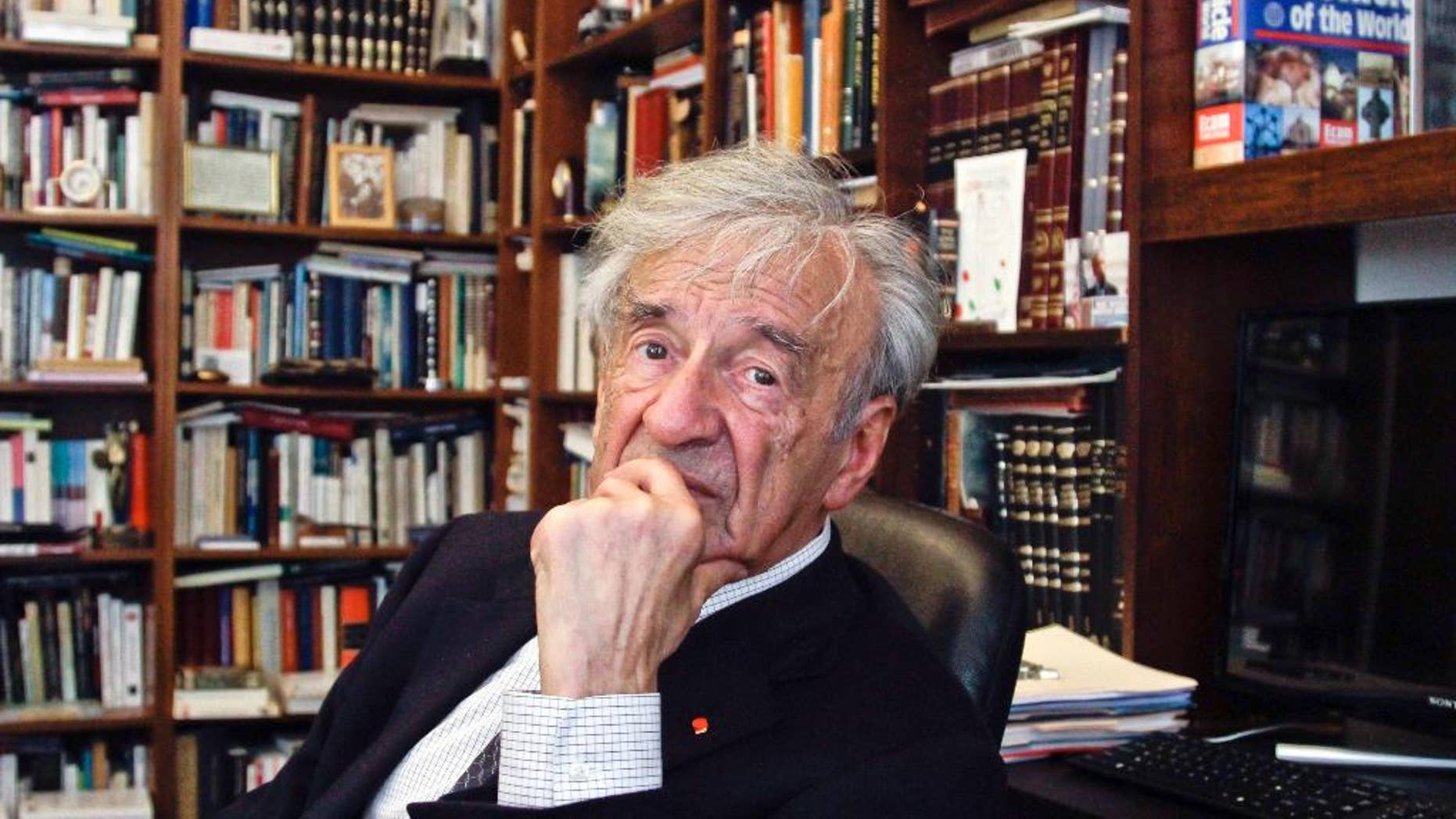 ARCHIVO - En esta foto del 12 de septiembre del 2012, Elie Wiesel es visto en su oficina en Nueva York. Wiesel, ganadore del Nobel de Paz y sobreviviente del Holocausto, ha fallecido. Tenía 87 años.(AP Foto/Bebeto Matthews)