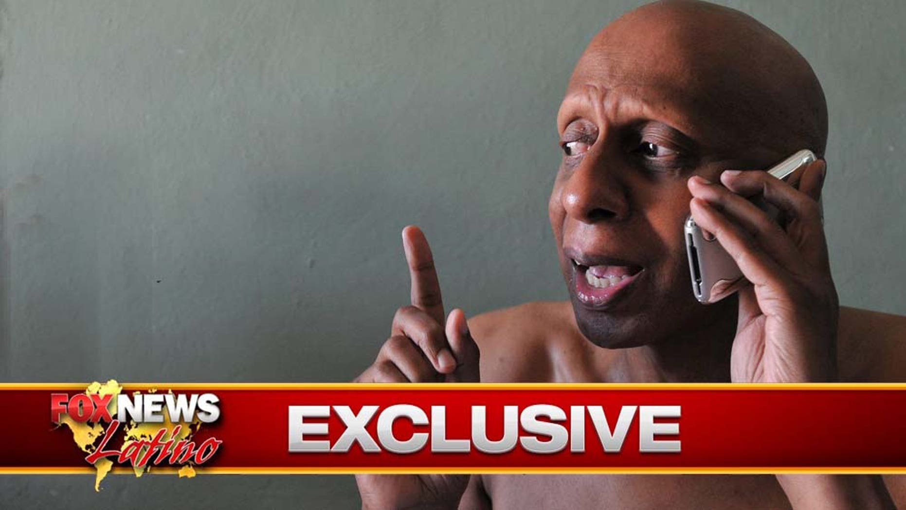 HAB02. SANTA CLARA (CUBA), 21/10/10.- El opositor cubano Guillermo Fariñas conversa con la prensa hoy, jueves 21 de octubre de 2010, en la ciudad de Santa Clara (Cuba), luego de ser galardonado con el premio Sájarov de derechos humanos que otorga la Unión Europea. El periodista y psicólogo cubano es el tercer opositor al régimen castrista reconocido por el Parlamento Europeo con el Sájarov, después de los galardones concedidos a Oswaldo Payá (2002) y a "Las Damas de Blanco" (2005). EFE/Alejandro Ernesto