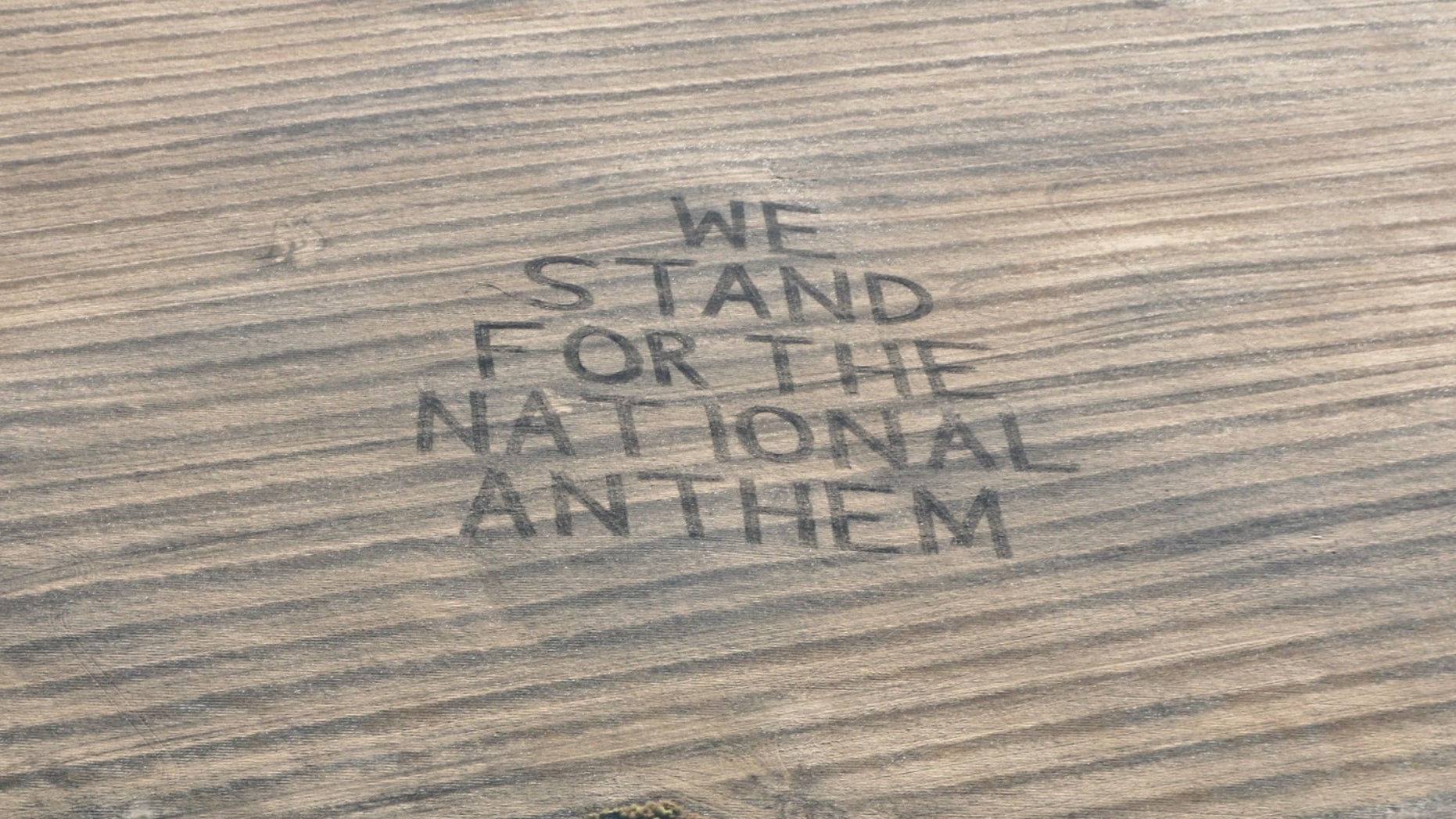 Farmer Gene Hanson plowed a message for the NFL -- "We Stand for the National Anthem" -- into his field in North Dakota.