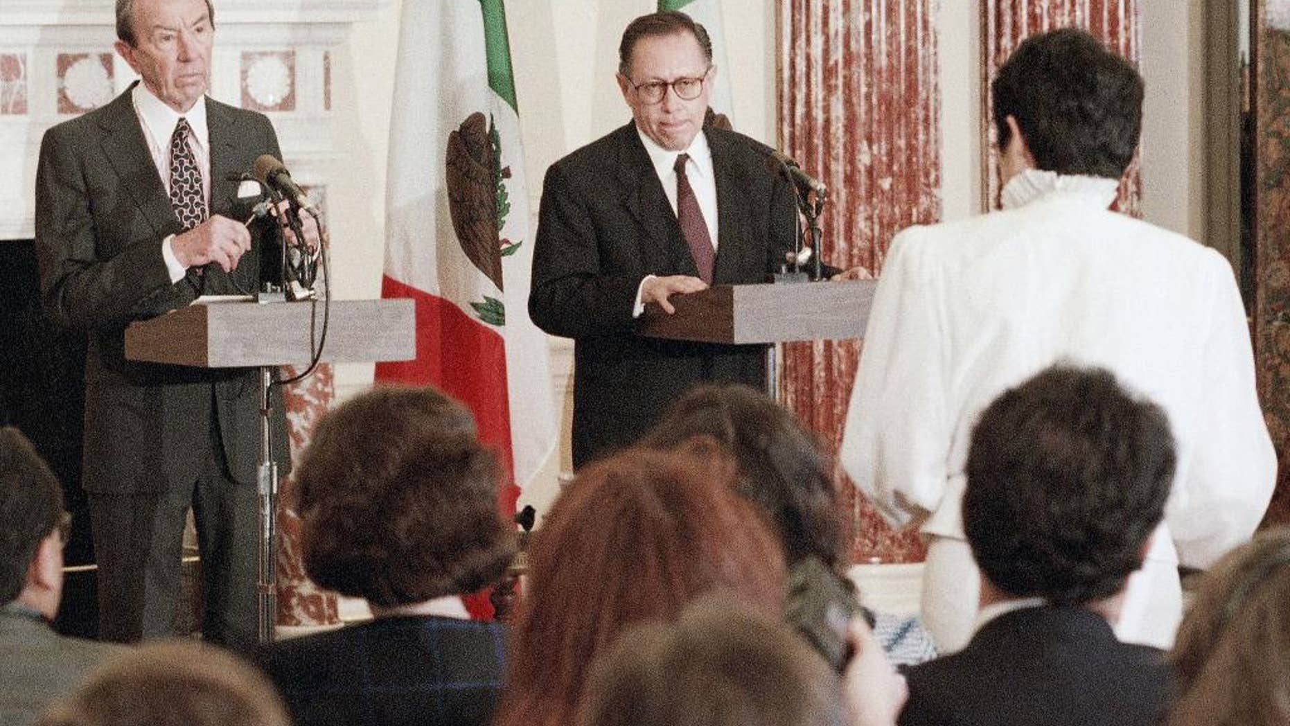 FILE - In this June 21, 1993, file photo, Secretary of State Warren Christopher and Mexico's Secretary for Foreign Affairs Fernando Solana, center, take part in a news conference at the State Department in Washington on Monday, after a meeting of the U.S. Mexico Binational Commission. Solana who was foreign minister for President Carlos Salinas de Gortari from 1988 to 1993, and worked on the free trade agreement that created what was the then the world’s largest free-trade block, died Wednesday, March 23, 2016. (AP Photo/Greg Gibson, File)