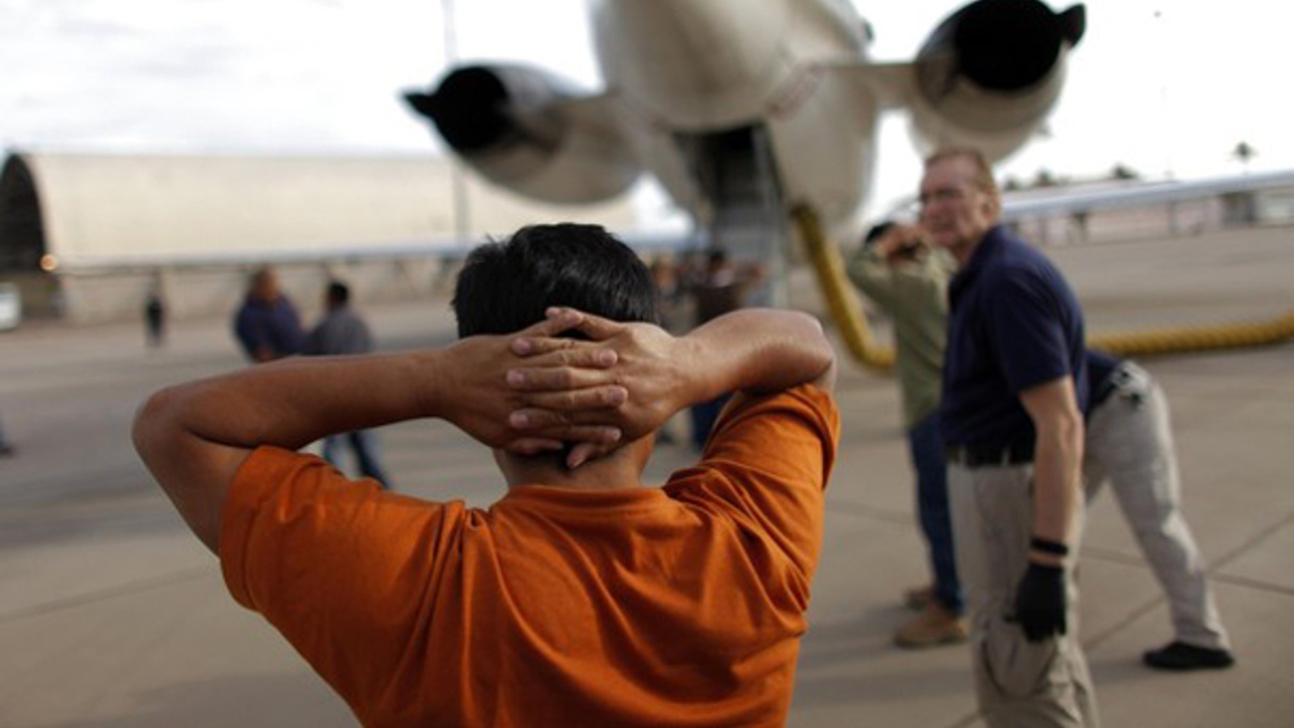 A Guatemalan illegal immigrant prepares to board a plane during his deportation process in Phoenix, Ariz., July 10, 2009. (Reuters Photo)