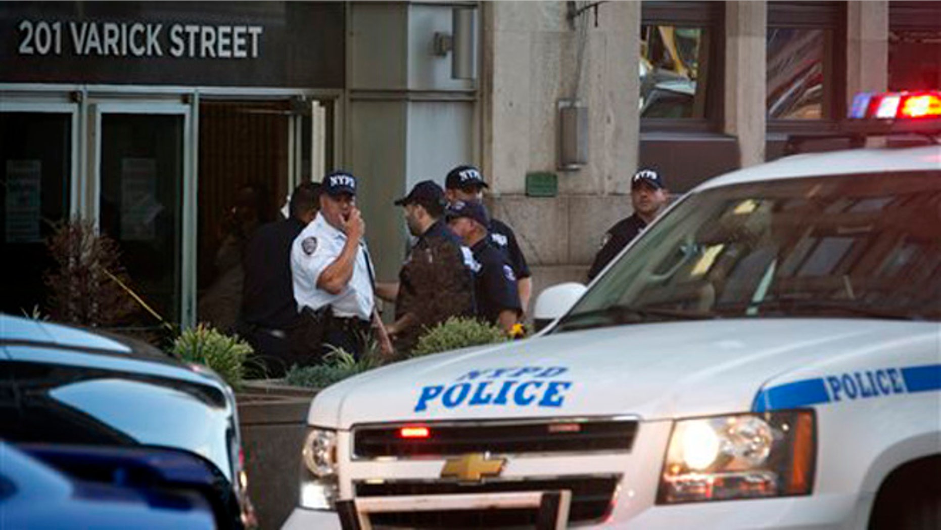 Security guard, gunman dead after NYC federal building shooting Fox News
