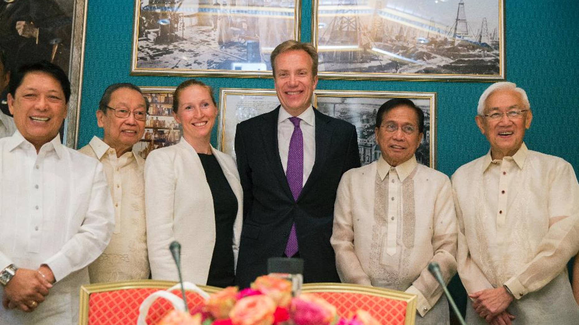 Norwegian Foreign Minister Boerge Brende, third right, and Elisabeth Slaattum, third left, from Norwegian Foreign Minister's office, pose with Philippine Presidential Advisor on the Peace Process Silvestre Bello III, left, National Democratic Front of the Philippines (NDFP) chief political consultant and Communist Party of the Philippines founder chair Jose Maria Sison, second left, and Philippine Presidential Peace Talks Adviser Jesus Dureza, second right, during their meeting in Oslo, Norway, Monday, Aug. 22, 2016. Norway is hosting a four-day peace talks between the Philippine government and the NDFP that will focus on resolving the root problems of an insurgency that has left more than 150,000 combatants and civilians dead and undermined the Philippines' economic development. (Berit Roald/NTB scanpix via AP)