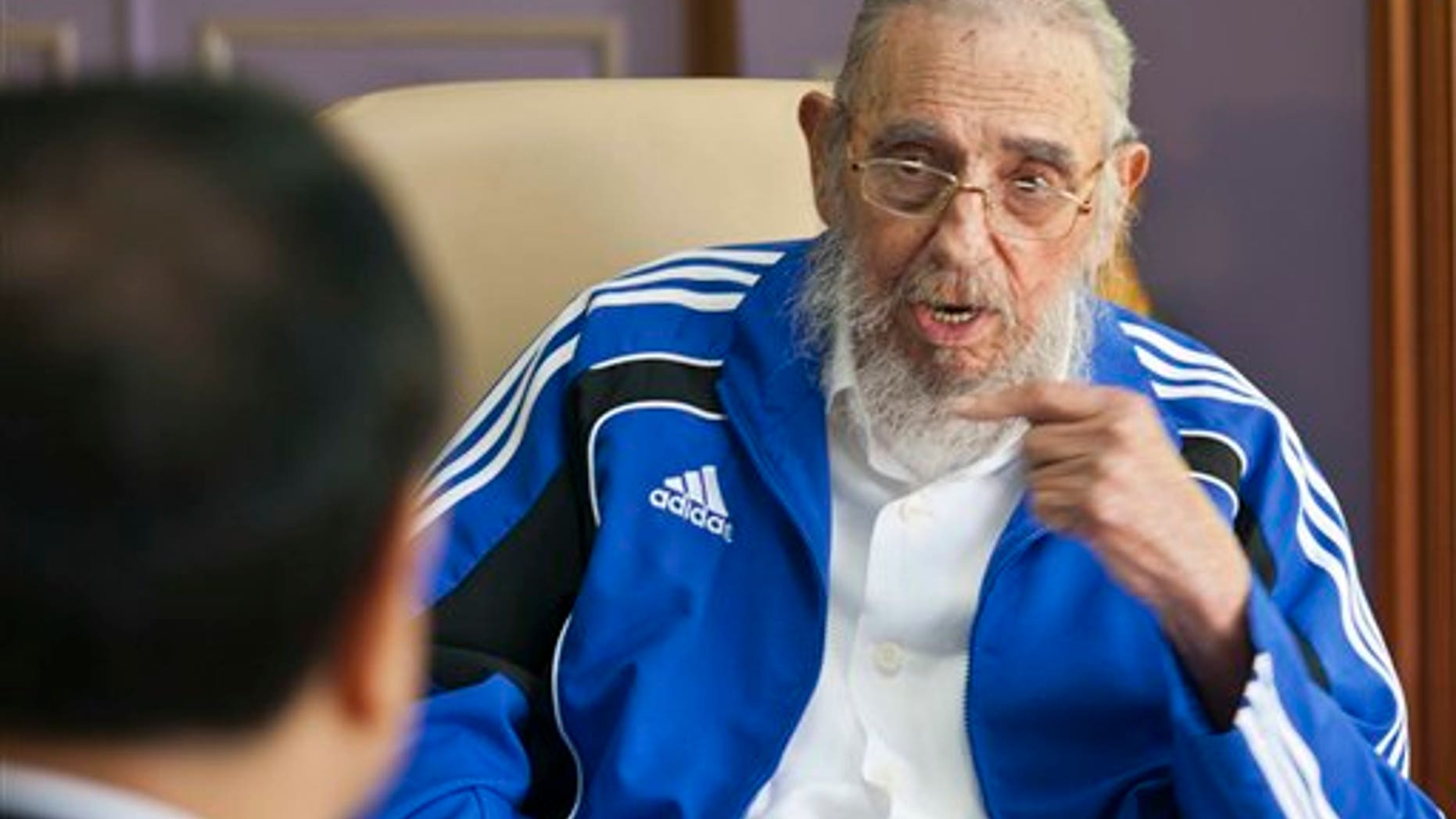 En esta imagen de archivo, tomada el 25 de septiembre de 2016, el expresidente cubano Fidel Castro habla con el primer ministro de China, Li Keqiang, en una de las últimas fotos del líder revolucionario antes de su muerte, en La Habana, Cuba. El presidente de Cuba, Raúl Castro, anunció en la televisora nacional que su hermano mayor Fidel falleció en la noche del 25 de noviembre de 2016. Tenía 90 años. (AP Foto/Alex Castro, archivo)