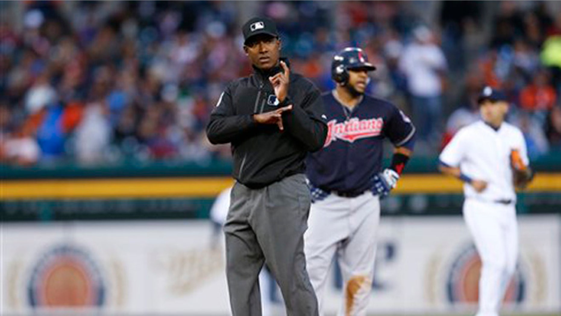 El umpire de segunda base Ramón De Jesús durante el juego entre los Tigres de Detroit y los Indios de Cleveland el viernes 22 de abril de 2016. (AP Photo/Paul Sancya)