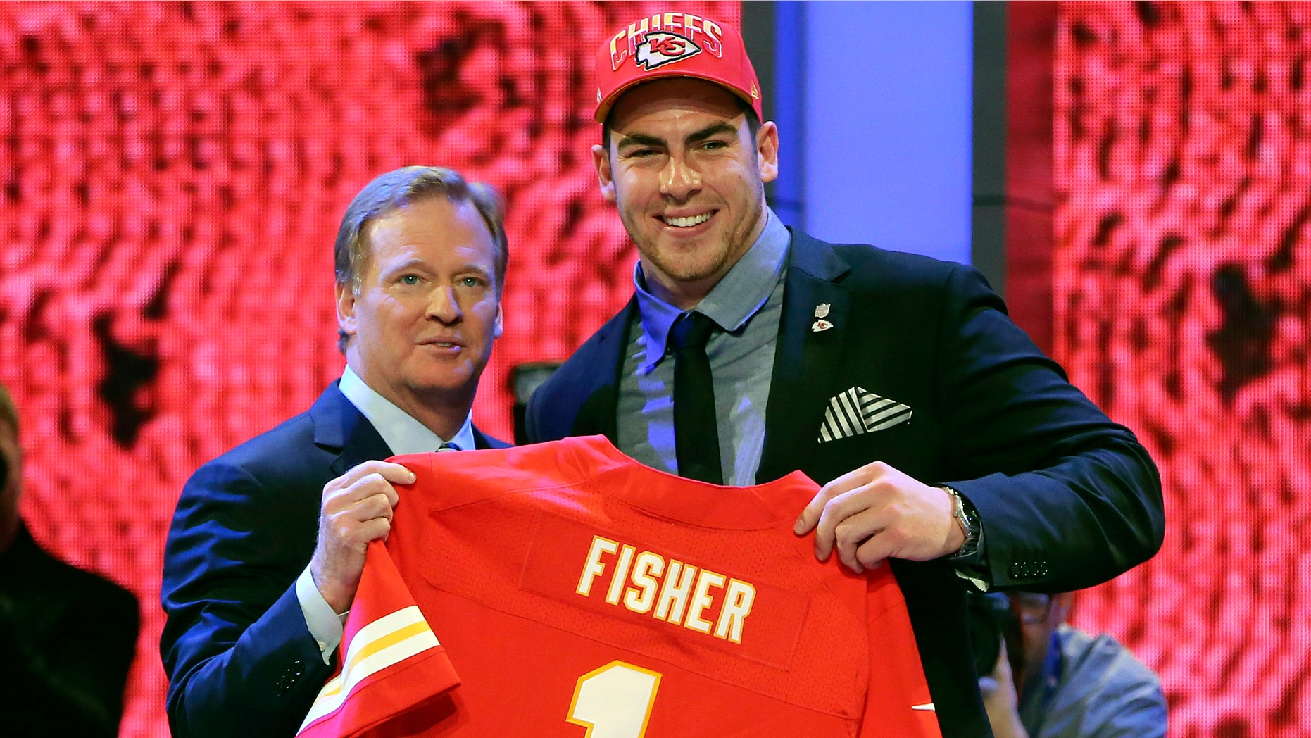 El tackle Eric Fisher, de la Universidad Central Michigan, posa junto al comisionado de la NFL Roger Goodell tras ser elegido en la primera selección general del draft de la liga por los Chiefs de Kansas City, el jueves 25 de abril de 2013 en Radio City Music Hall de Nueva York. (Foto AP/Mary Altaffer)