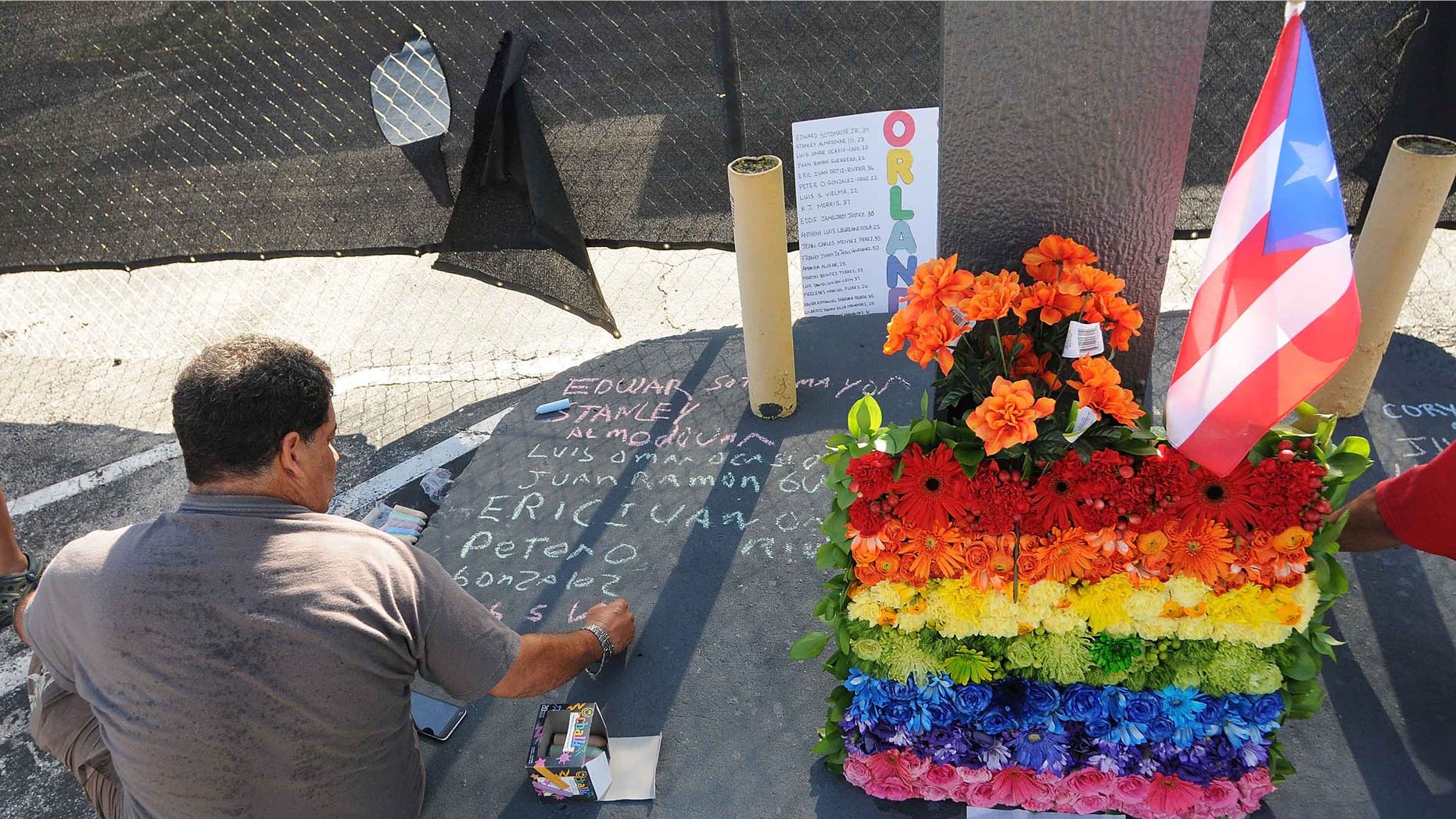 Jose Colon pays his respects for the victims of the Pulse Nightclub shooting.