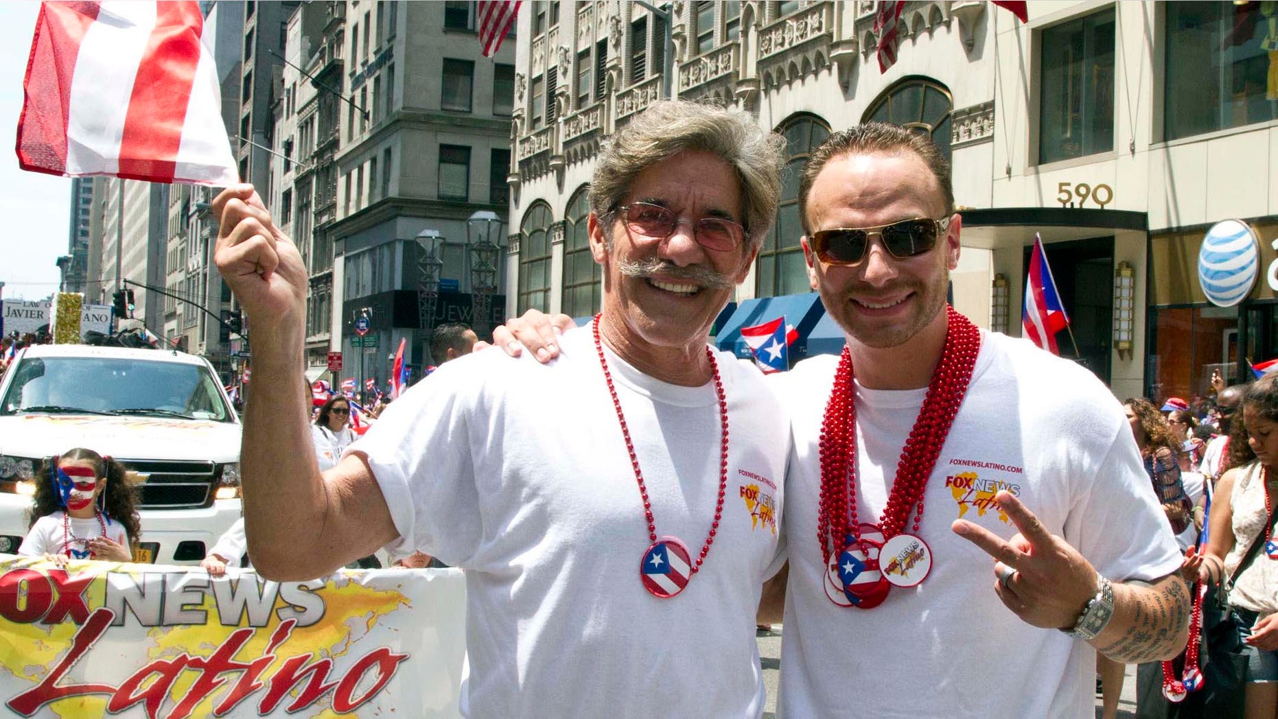 Francisco Cortes, director de FNL, acompañado por Geraldo Rivera encabezaron el equipo de más de 60 personas que marcharon desde la calle 44 hasta la 79 repartiendo bolsos y collares alegóricos a los cientos de miles de espectadores