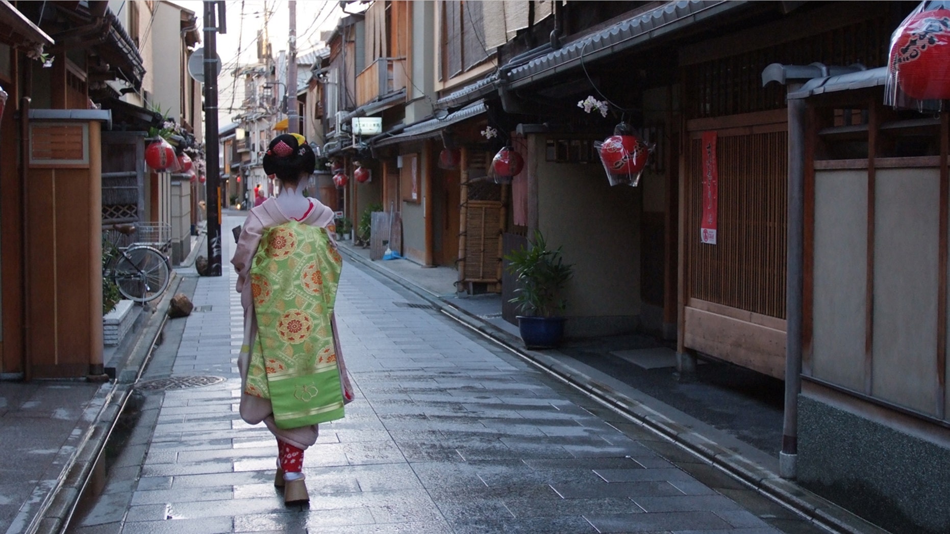 An apprentice geisha called a maiko.