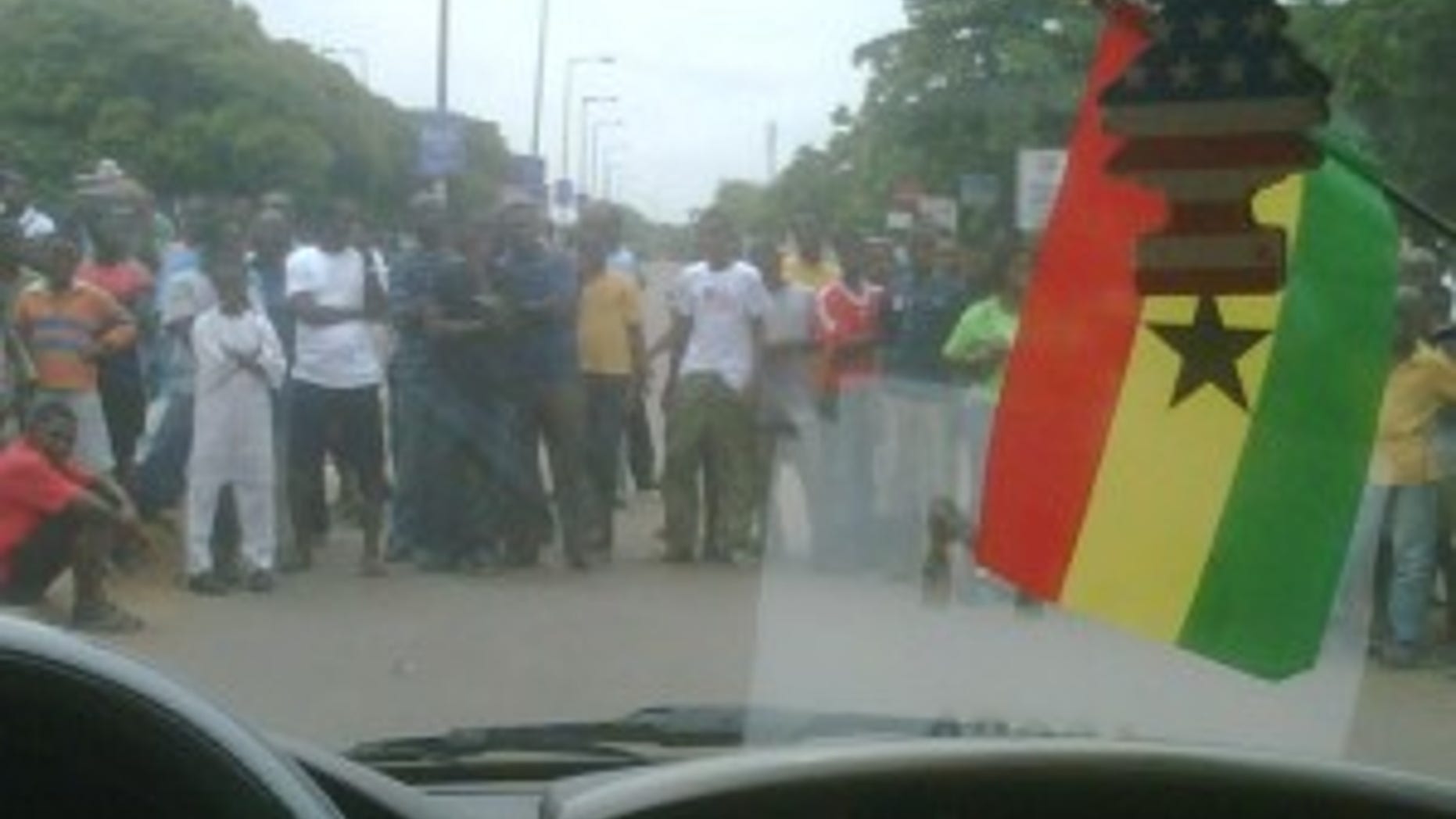 Ghanaians line the streets to see the President (photo by Craig Savage)